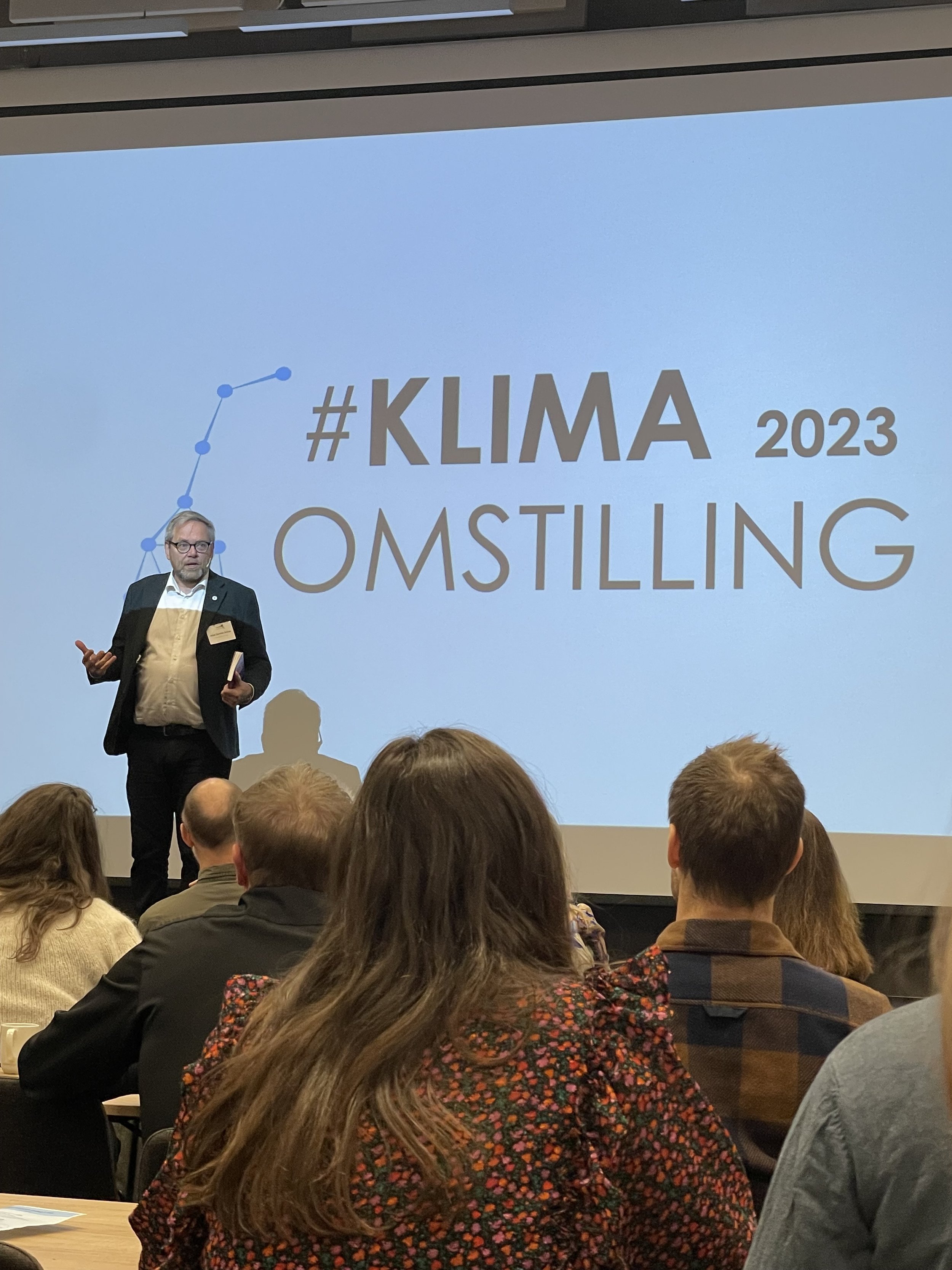  Arild Sondre Sekse frå Vestland fylkeskommune var konferansier under Klimaomstilling 2023 (foto: Idun A. Husabø) 