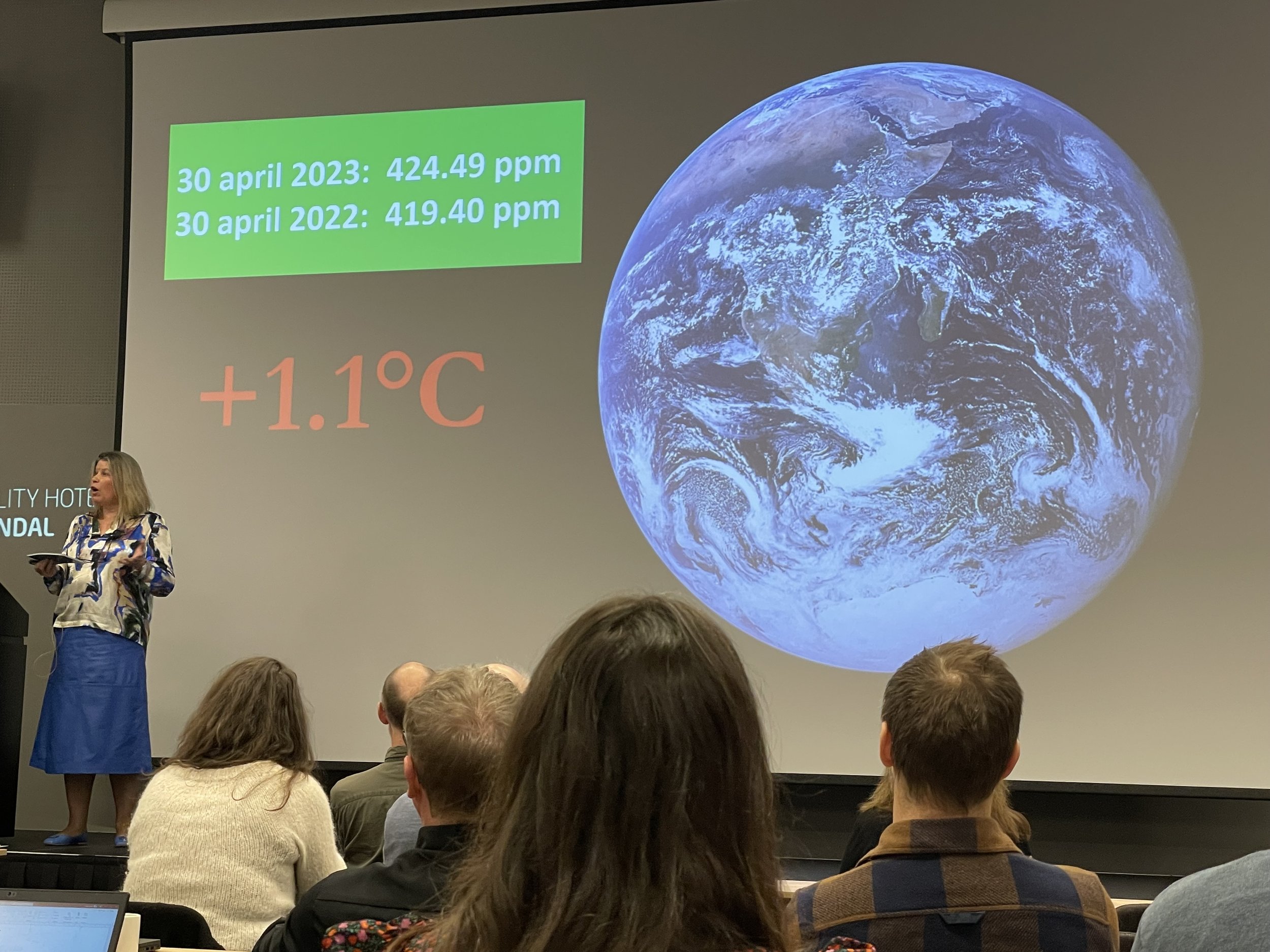 Kikki Kleiven frå Bjerknessenteret heldt opningsinnlegget. Der skisserte ho kor Noreg og verda står med tanke på å oppfylle klimamåla for 2030. (foto: Idun A. Husabø) 