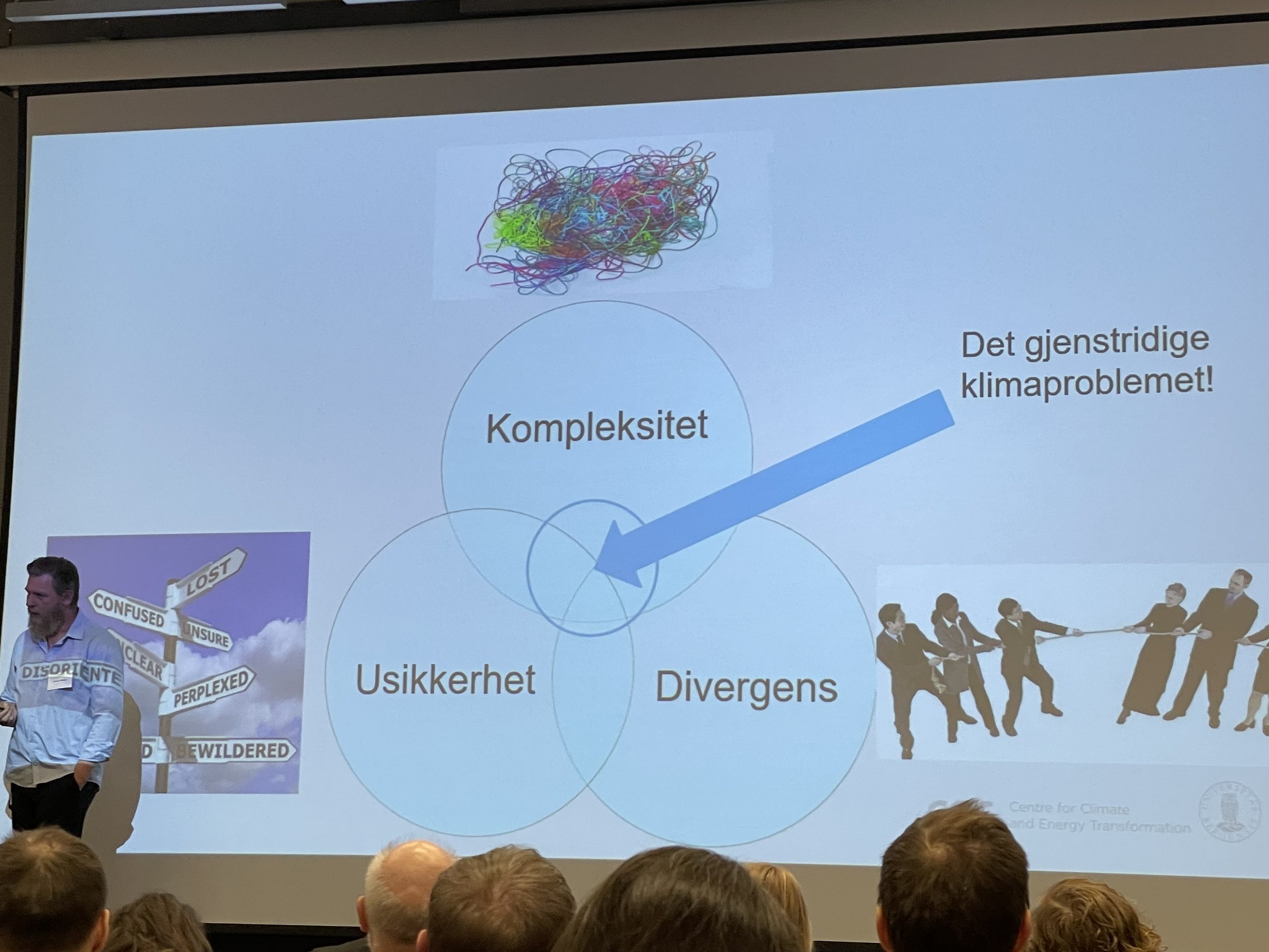  Professor Simon Neby frå Universitetet i Bergen forklarte kvifor klimaproblemet ofte blir skildra som spesielt gjenstridig eller flokete. (foto: Idun A. Husabø) 