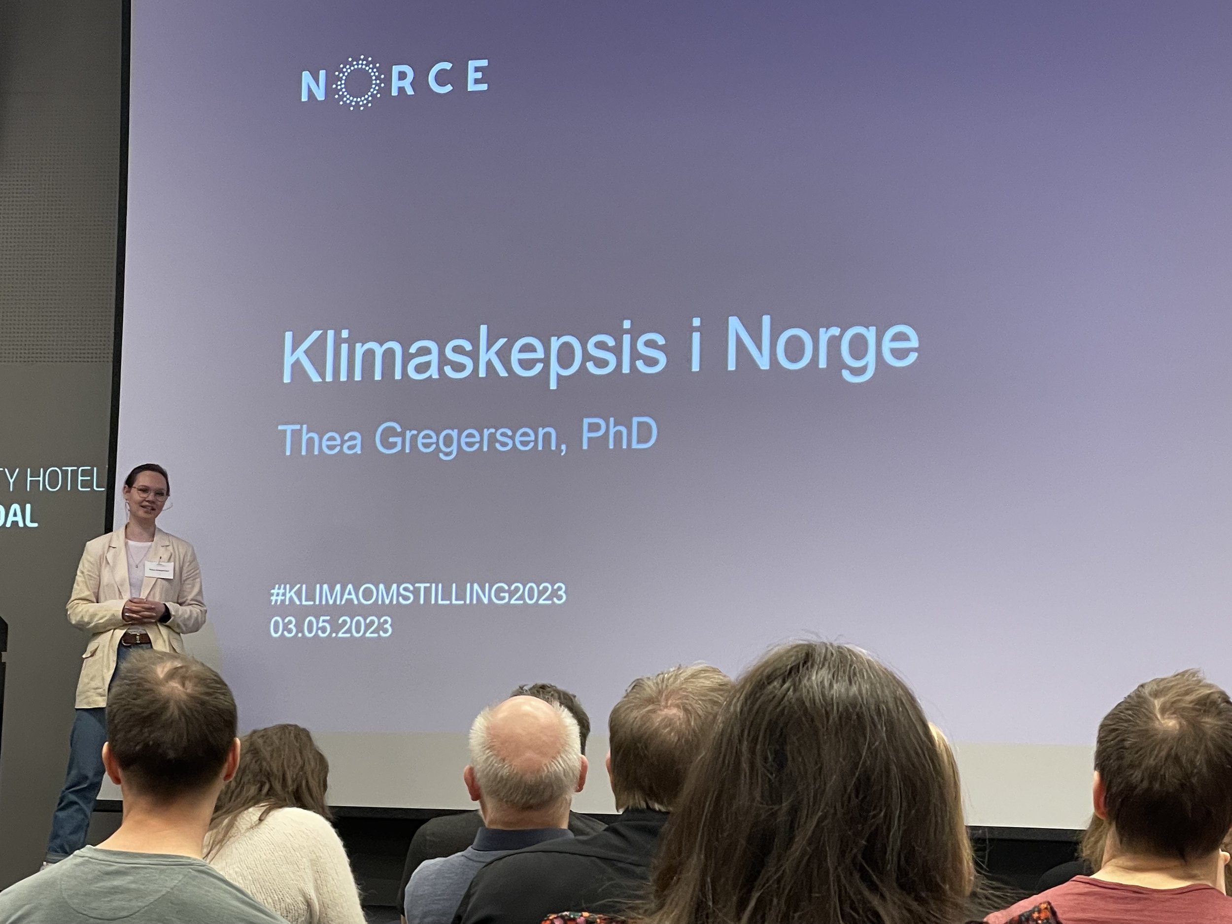  Thea Gregersen ved Norce snakka om ulike måtar klimaskepsis kan arte seg på (foto: Idun A. Husabø) 