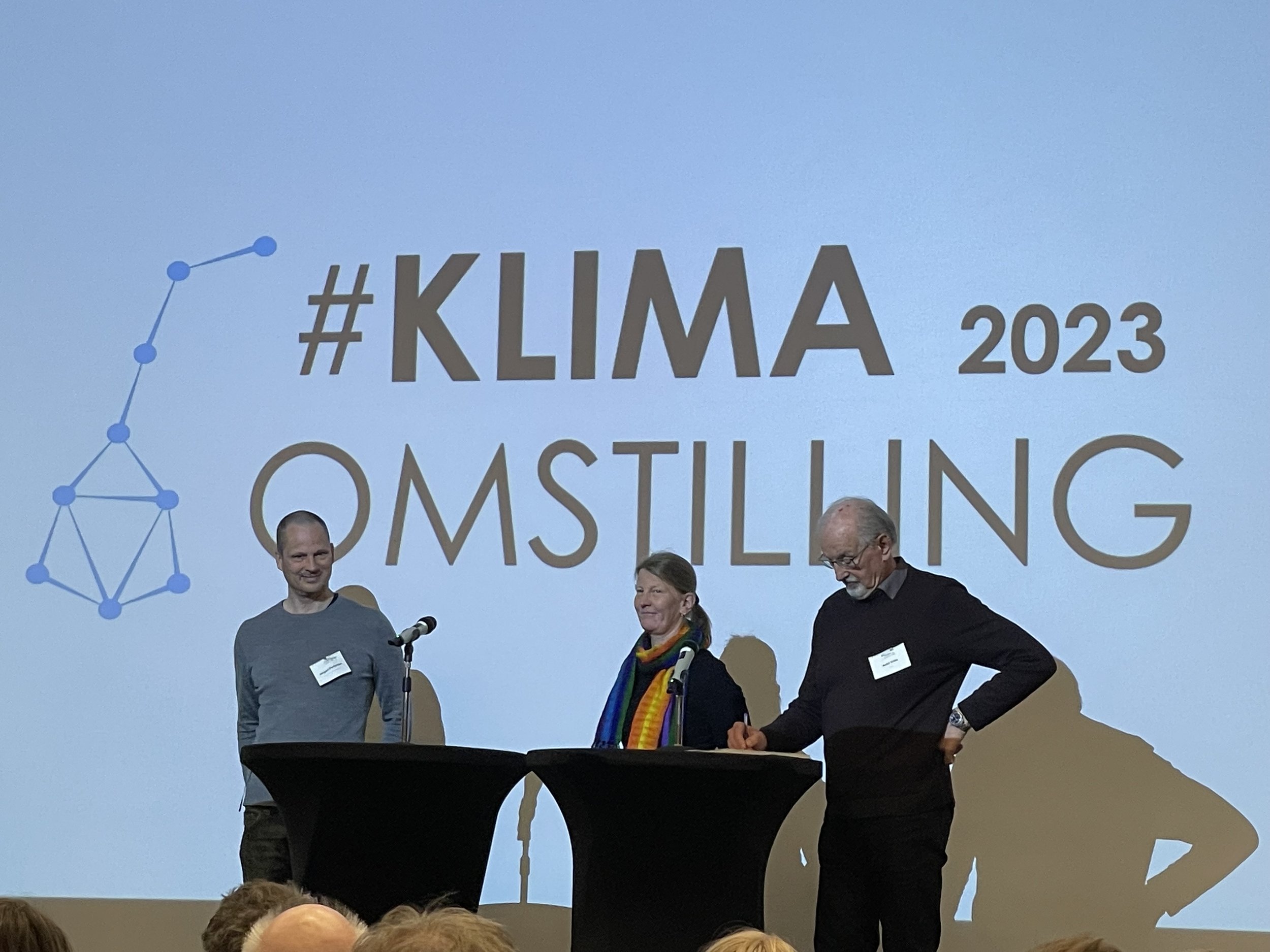  Jørgen Pedersen (HVL), Tone Smith og Arild Vatn (NMBU) i samtale med Carlo Aall om vekst og klima.  Kva vil nedvekst eller motvekst kunne bety for klimakrisa? (foto: Idun A. Husabø) 