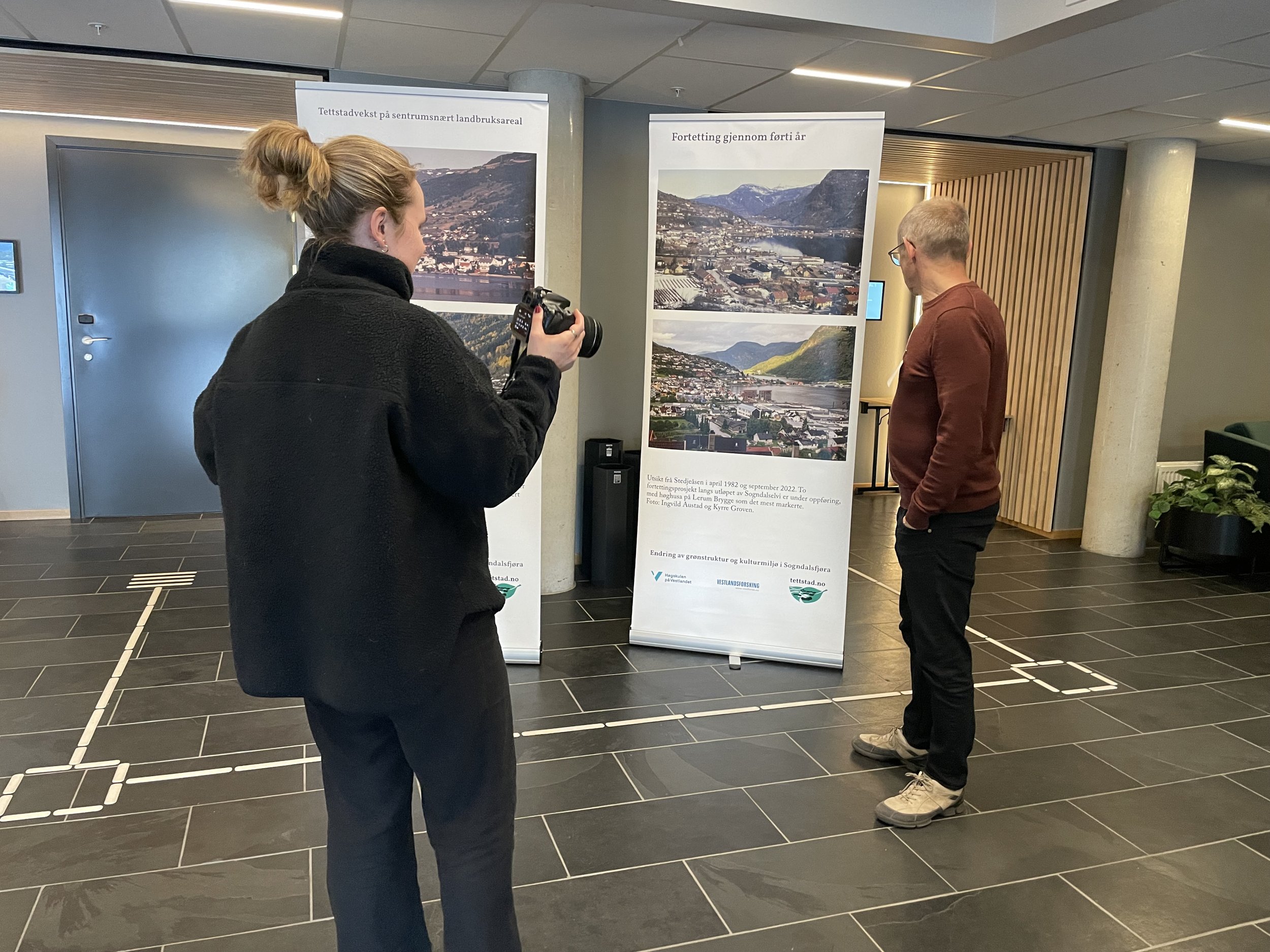  Seniorforskar Kyrre Groven (t.h.) stilte ut foto av stader i Sogndal i dag og for 30 år sidan. Groven har leidd  eit forskingsprosjekt om berekraftig tettstadutvikling . Der stod Sogndalsfjøra, Horten og Malvik i fokus. Journalist Inger Helgestad (t