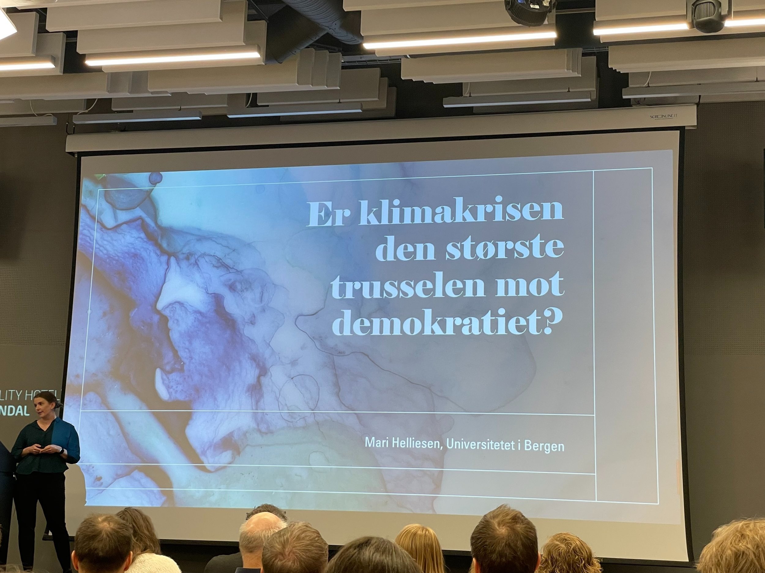  Mari Helliesen frå Institutt for sammenliknende politikk ved Universitetet i Bergen tok for seg korleis demokratiet vårt fangar opp folk sitt syn på kva vi br gjere med klimaendringane.  (foto: Idun A. Husabø) 