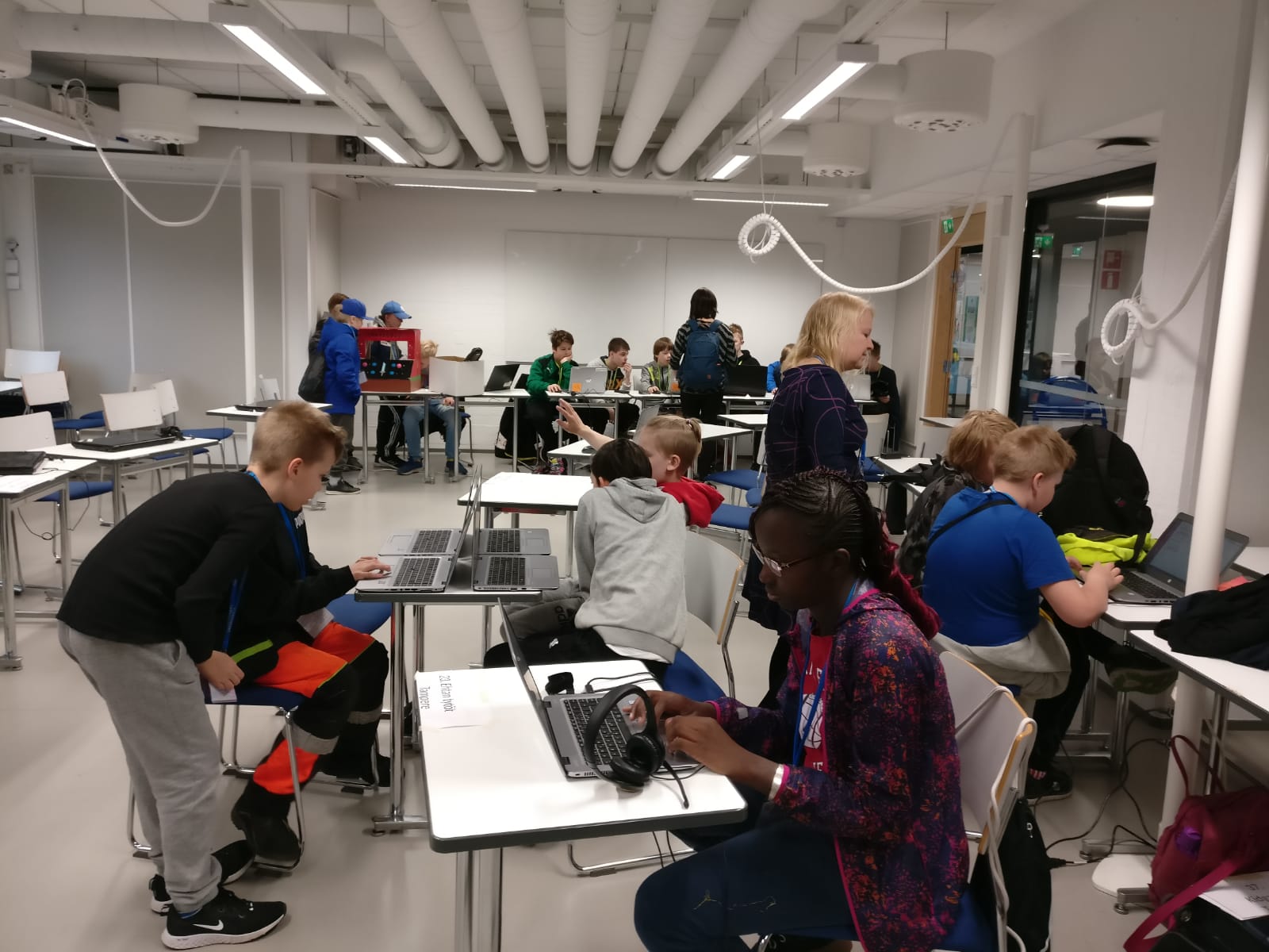Pelien laittamista esittelykuntoon ensimmäisenä kisapäivänä