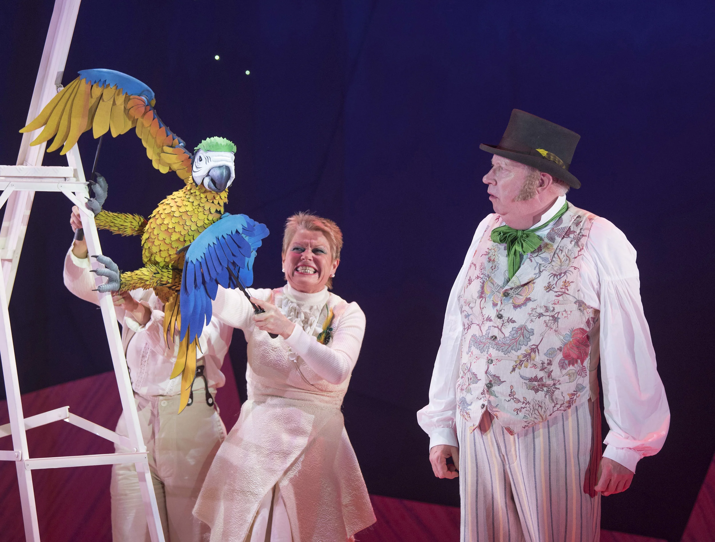 Vicky Entwistle as Polynesia the Parrot & Mark Williams as Doctor Dolittle in DOCTOR DOLITTLE. Credit Alastair Muir.jpg