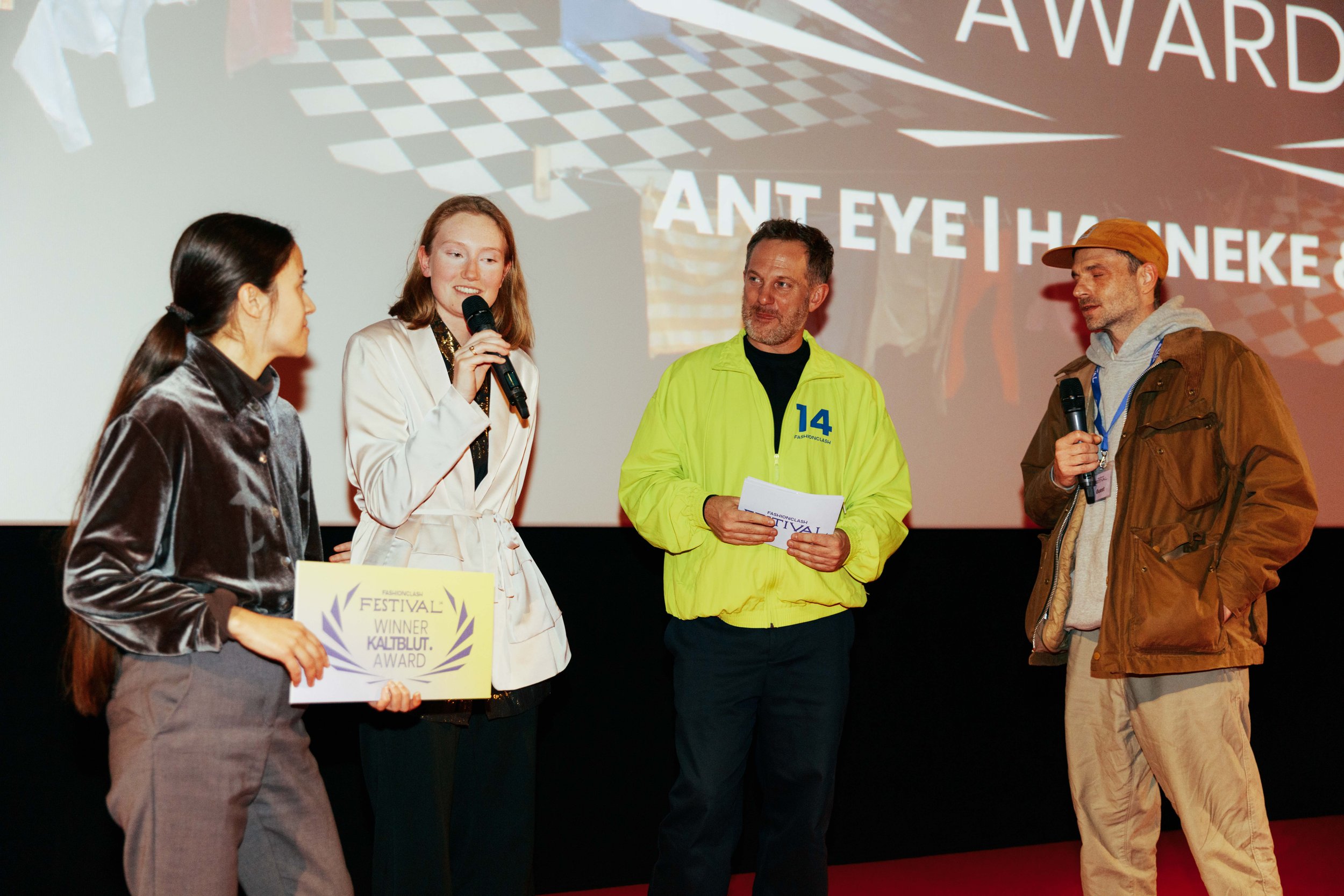 winner Kaltblut Magazine award_ANT EYE | Hanneke & Tosca._4235_www.lauraknipsael.com.jpg