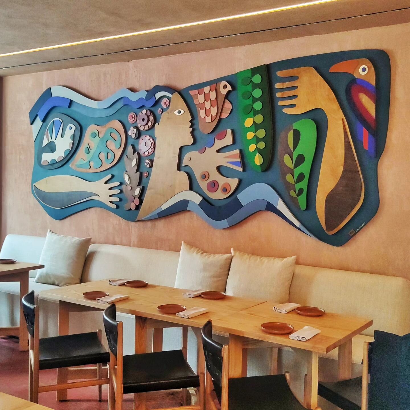 🦜🐦 Abra&ccedil;o, painel em madeira para @madrasta.restaurante no jardim Pa&ccedil;o de Arcos, do @grupononbasta
Projeto arquitetura @ines.moura.interior.architect

#oficinamarques #originaloficinamarques

⭐️🔥
.
#art &amp; #objects #gezomarques #j