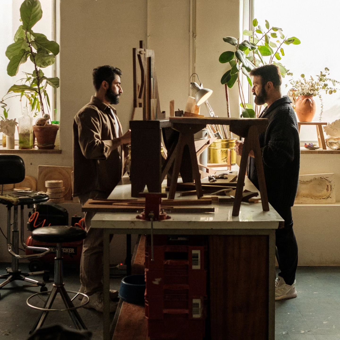 A Oficina Marques &eacute; um tr&ecirc;s em um, visita-nos para conhecer. ⚒️ O atelier no n&uacute;mero 71 da Rua Luz Soriano, em Lisboa, &eacute; alma deste espa&ccedil;o tripartido, um lugar de encontro de pensamentos e ideias.
O atelier &eacute; u