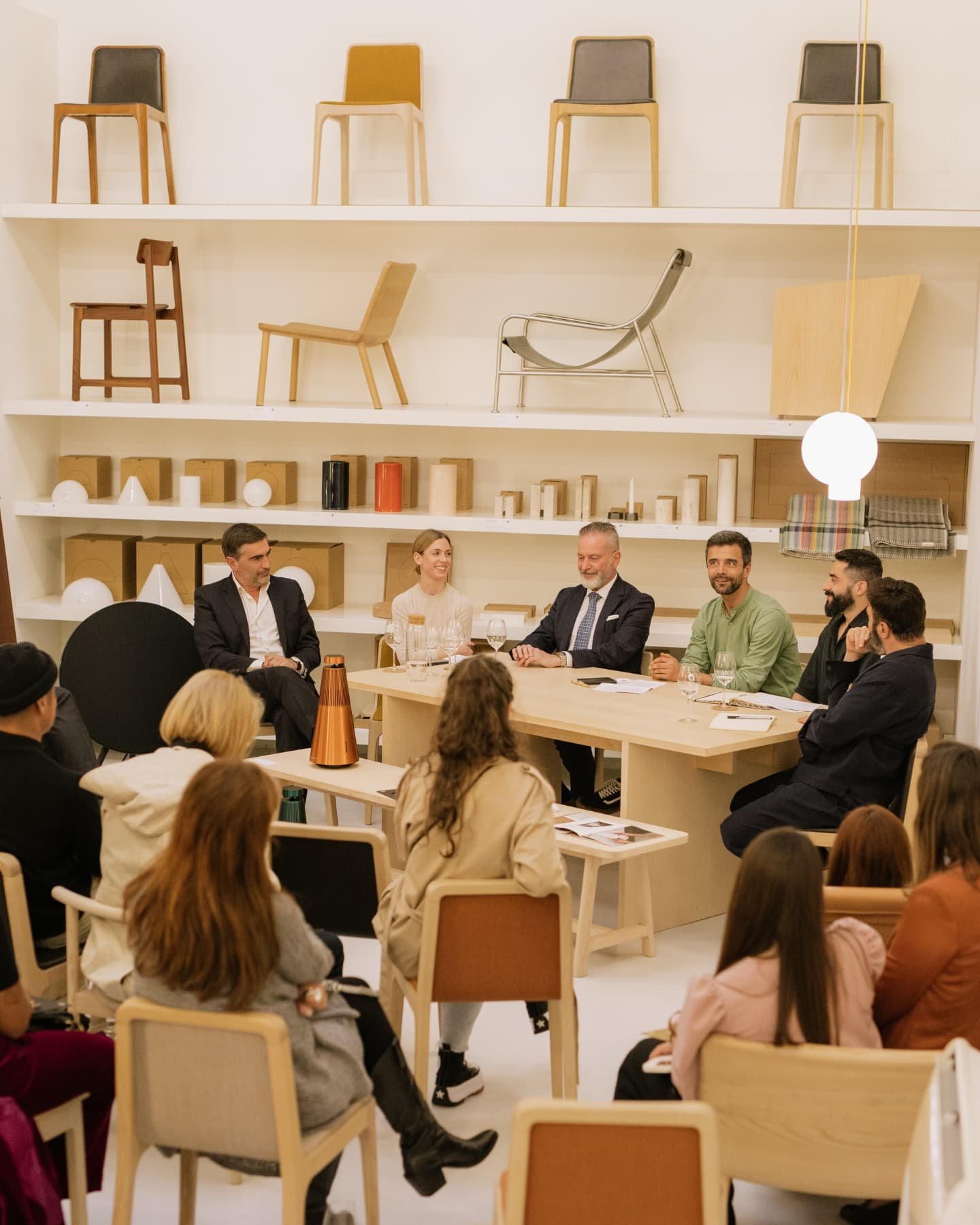 A @bangolufsen convidou-nos a fazer parte deste encontro juntamente com a @mor___design e o @iade_creatingcreators. 

Tivemos uma conversa descontra&iacute;da sobre personaliza&ccedil;&atilde;o, onde cada participante p&ocirc;de partilhar a sua exper