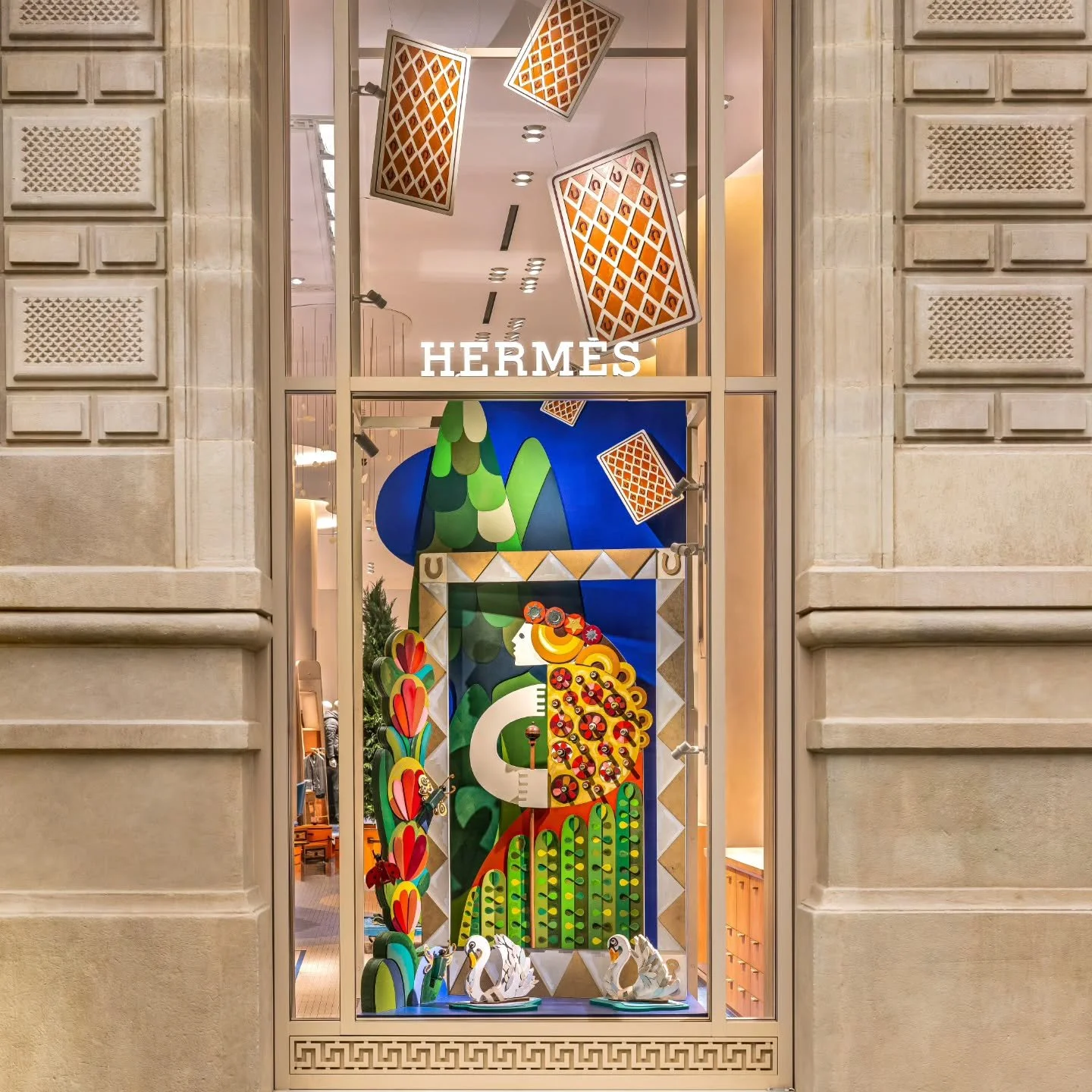Herm&egrave;s Barcelona 25 Winter Windows, inspired by Tarot cards&nbsp;👑✨&nbsp;This one is The Empress, a card representing feminine energy and abundance.

⭐️🔥
#oficinamarques #hermeswindows #tarot #originaloficinamarques
.
#art&nbsp;&amp;&nbsp;#o