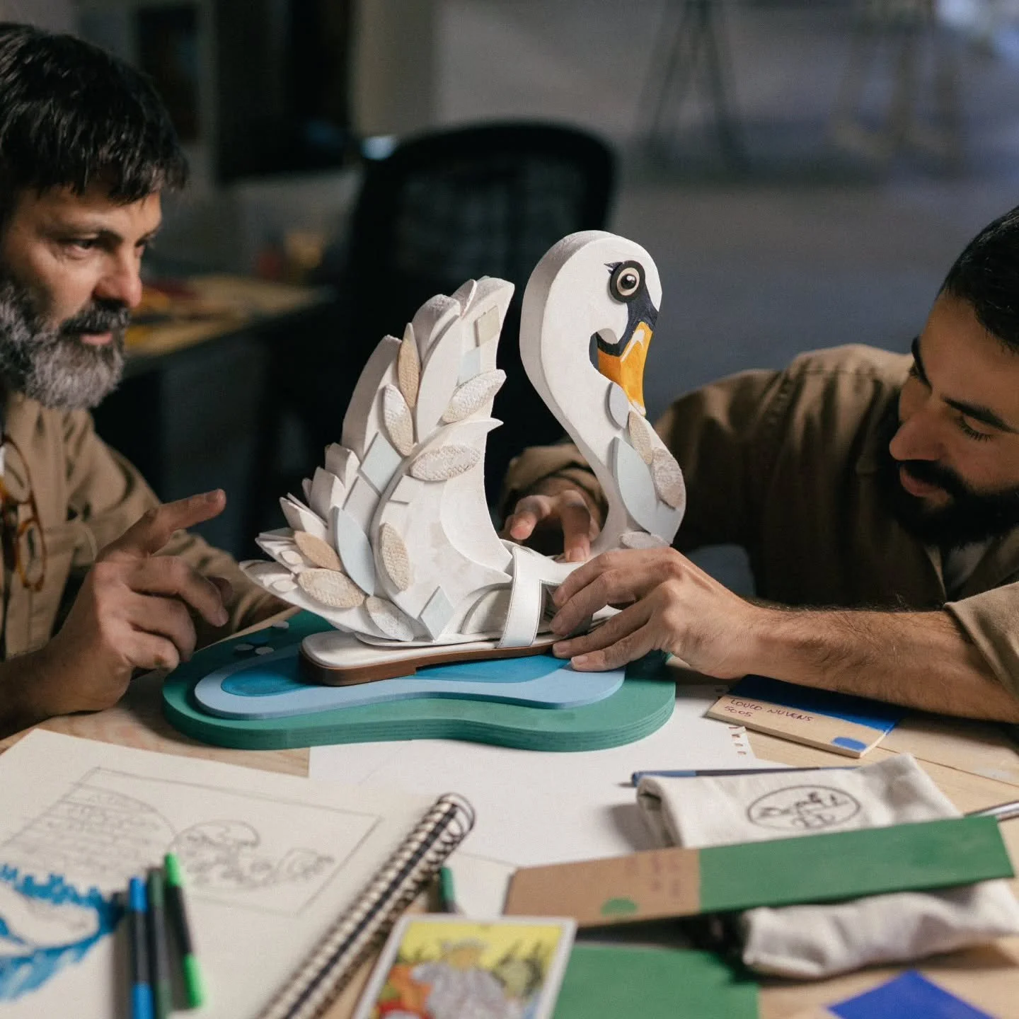 Uma sand&aacute;lia que se transformou em cisne 🏵️🦢
#oficinamarques #originaloficinamarques #hermeswindows #tarot
⭐️🔥
.
#art &amp; #objects #gezomarques #joseapariciogoncalves #tusadeviver #feitoemlisboa
📸@claudiogoncalves.work