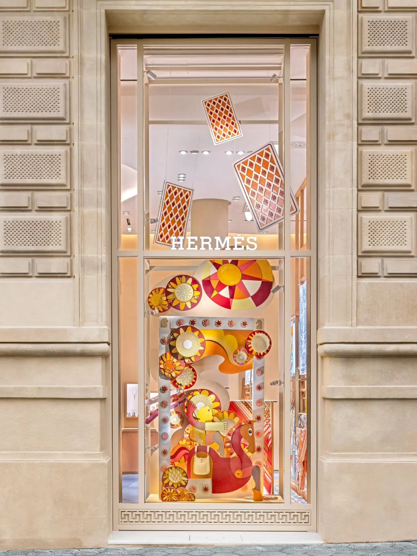 Herm&egrave;s Barcelona 25 Winter Windows, inspired by the Tarot card The Sun ☀️ A card that represents vitality, joy, and clarity ✨

⭐️🔥

#oficinamarques #hermeswindows #tarot #originaloficinamarques

.
#art &amp; #objects #gezomarques #joseaparici