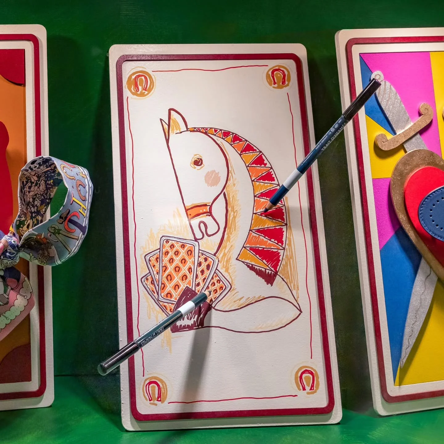 Everything starts with drawing &mdash; foi assim que celebr&aacute;mos o tema de anual de 2025 da Herm&egrave;s "Drawn to craft"&nbsp;🐴 🃏&nbsp;Aqui mostramos as vitrines pequenas da loja de Lisboa.

#oficinamarques&nbsp;#originaloficinama