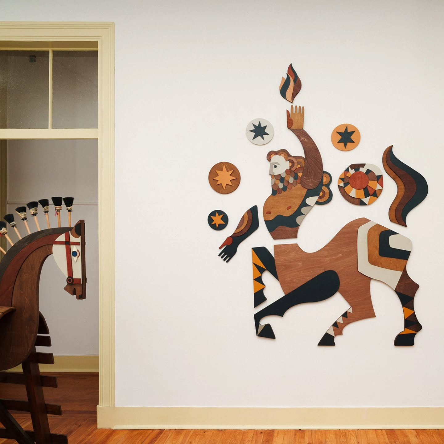 Qu&iacute;ron 🔥o centauro s&aacute;bio que encontra conhecimento atrav&eacute;s da pr&oacute;pria ferida.
Galope, nova cole&ccedil;&atilde;o de obras in&eacute;ditas apresentada na @lisbonbydesign de 26 a 31 de Maio
🐎🐎
LISBON BY DESIGN FAIR 202