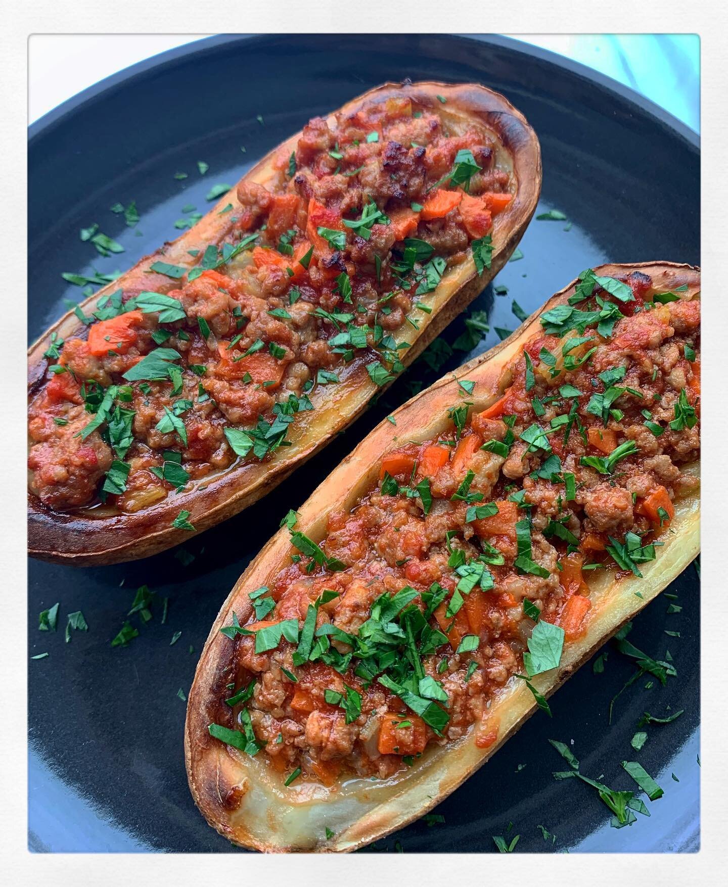 Baked potato stuffed with bolognese sauce. Meat &amp; potatoes winter combo for a snowy day! Easy to make too.
.
.
.
#homecooking #homecooked 
#cooking #cook #homechef 
#deliciousfood #yummy 
#lunch #winter #italianfood #snow 
#cucinaitaliana #cucina