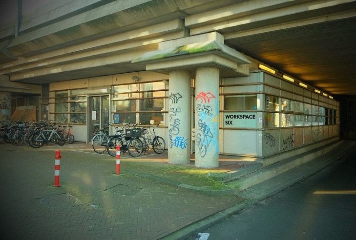 FRESH LOOKS &amp; COZY NOOKS &mdash; we&rsquo;ve got desk available thru @wezoo.hq so swing thru!

#workspace6 #workspacesix #tussendebogen