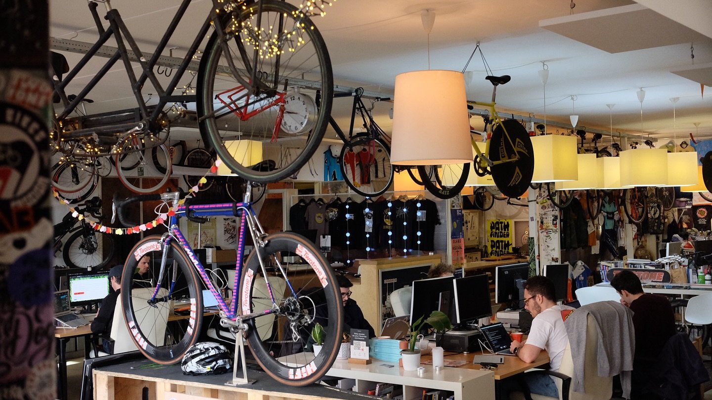 FULL HOUSE TODAY &mdash; we&rsquo;ve been welcoming lots of new faces via @wezoo.hq &amp; @desanahq recently! We&rsquo;re always stoked to have new people in the space! 🤗

Stay tuned for our next Dox Under The Tracks announcement &amp; Workspace Six