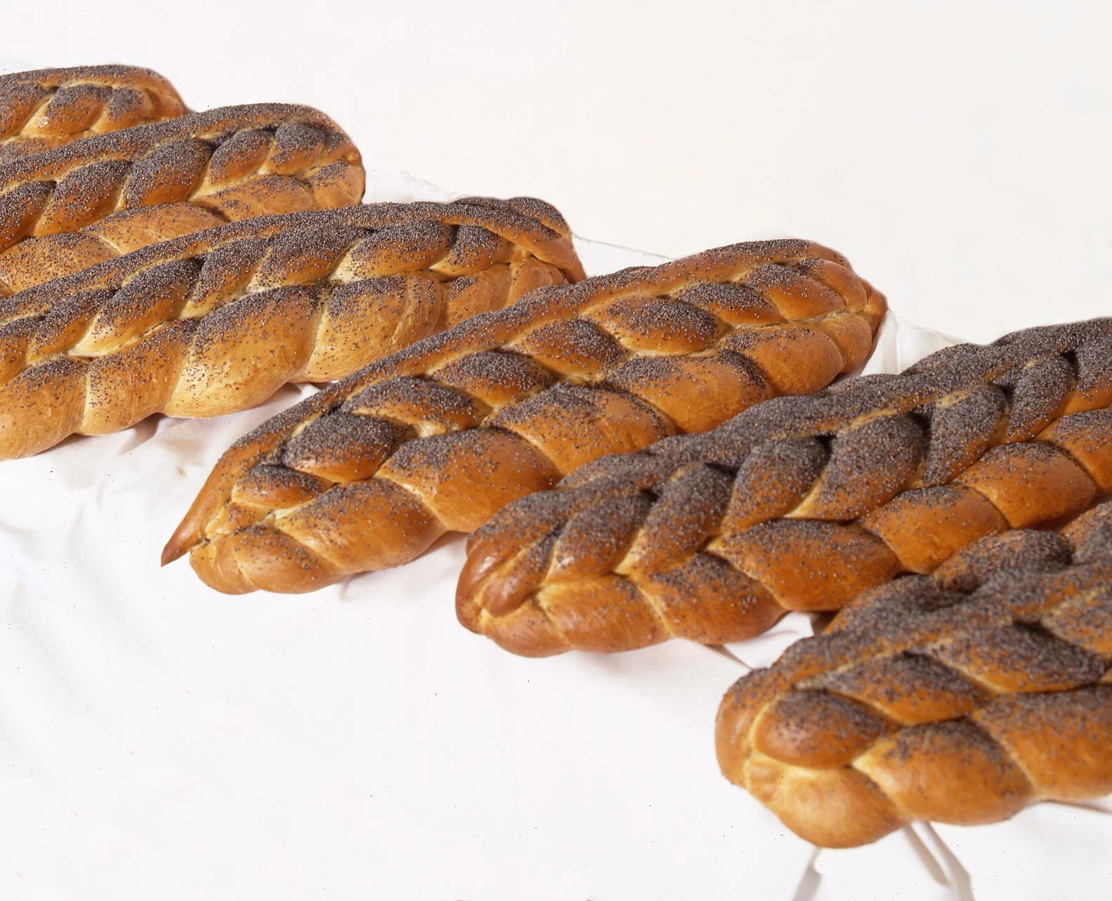 Berches nennen die Juden ihr Brot für den Schabbat. Die Bezeichnung stammt vom hebräischen Berachot ab und bedeutet „Segenssprüche“. Im Hebräischen wird auch die Bezeichnung „Challa bzw. Challot“ verwendet. Foto: Jüdisches Museum Franken