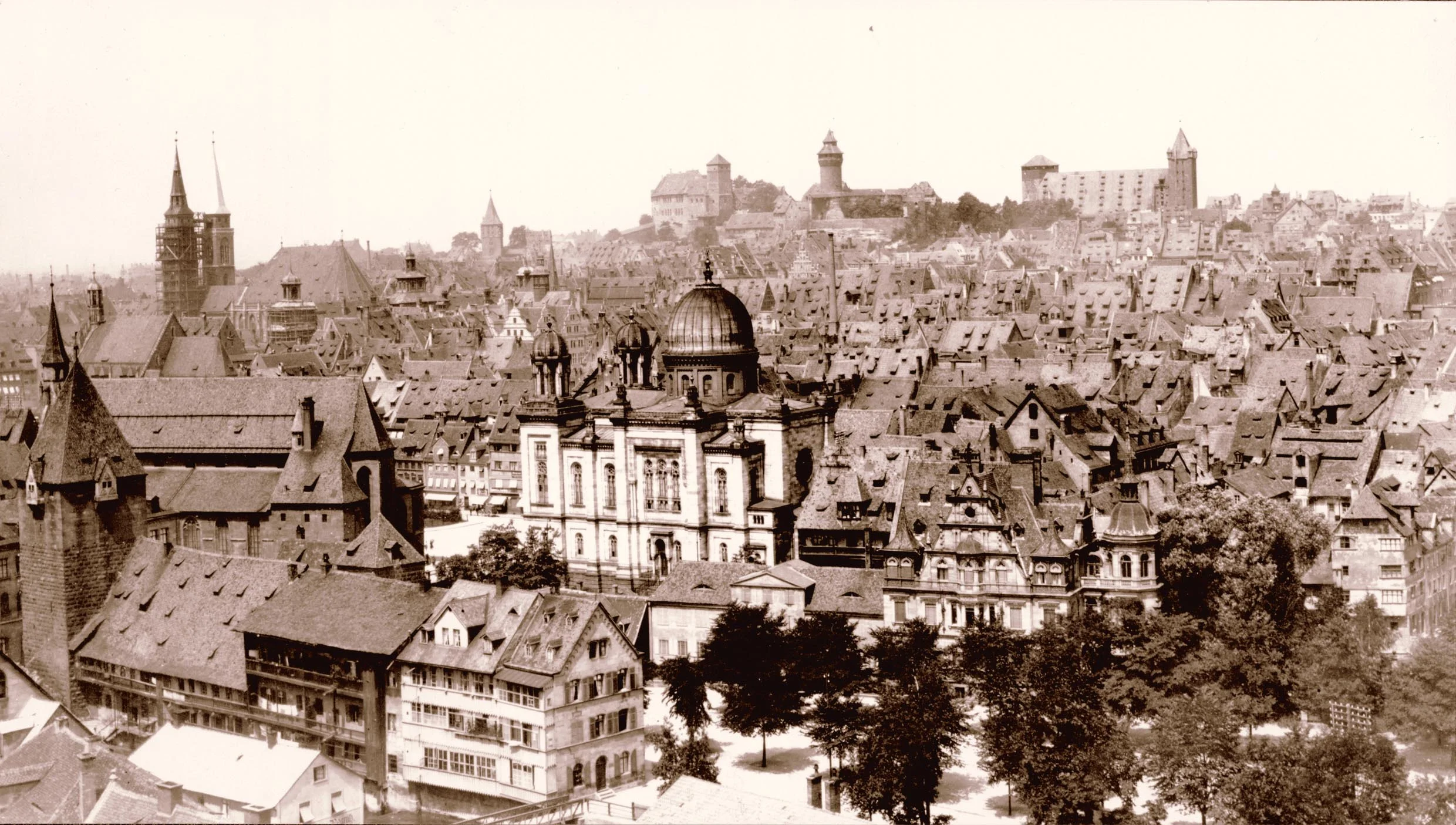 Bis ins Jahr 1938 prägte die Kuppel der Nürnberger Hauptsynagoge das Stadtbild.