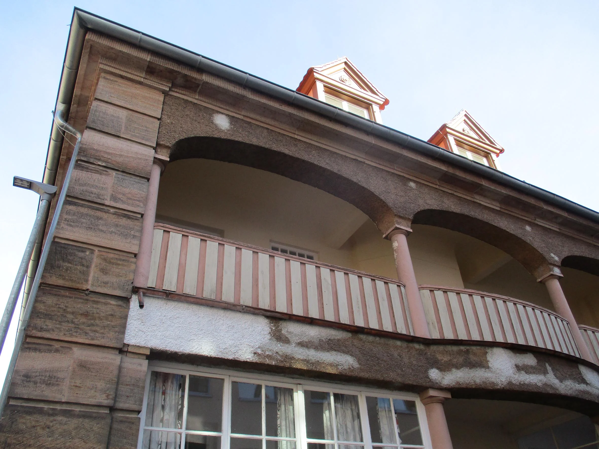 Die Krautheimer-Krippe, war eine Säuglingskrippe, gestiftet von der Familie Krautheimer. Heute ist in der Krautheimer- Krippe eine Außenstelle des Jüdischen Museum Franken untergebracht.