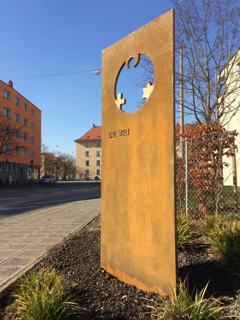 „Eine Welt“–Stele an der Pfälzer Straße. Foto: privat