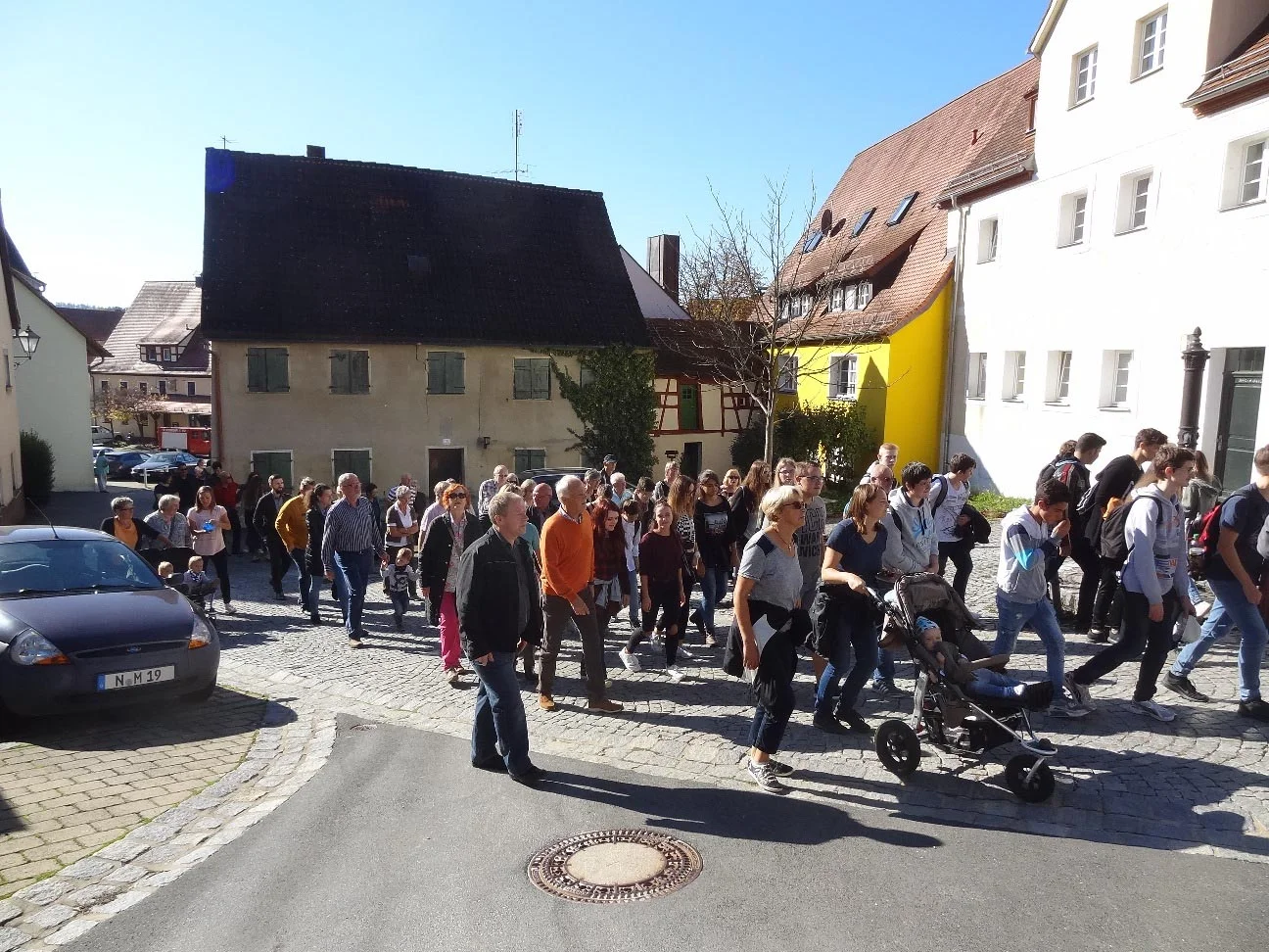 Auf dem Weg zur Erinnerung – Generationen unterwegs. Foto: Birgit Kroder-Gumann