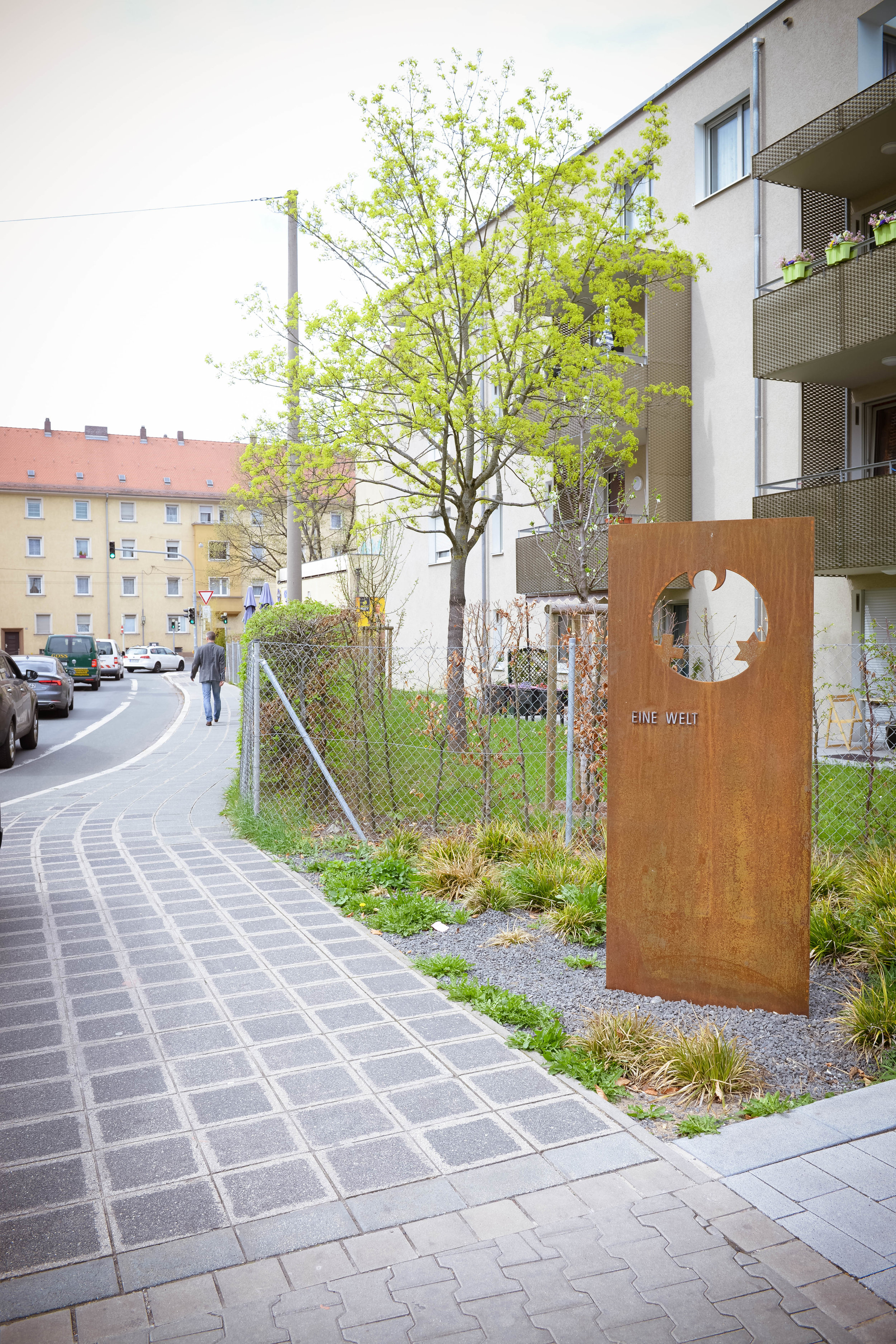 “Eine Welt“–Stele an der Pfälzer Straße Foto: Yvonne Michailuk