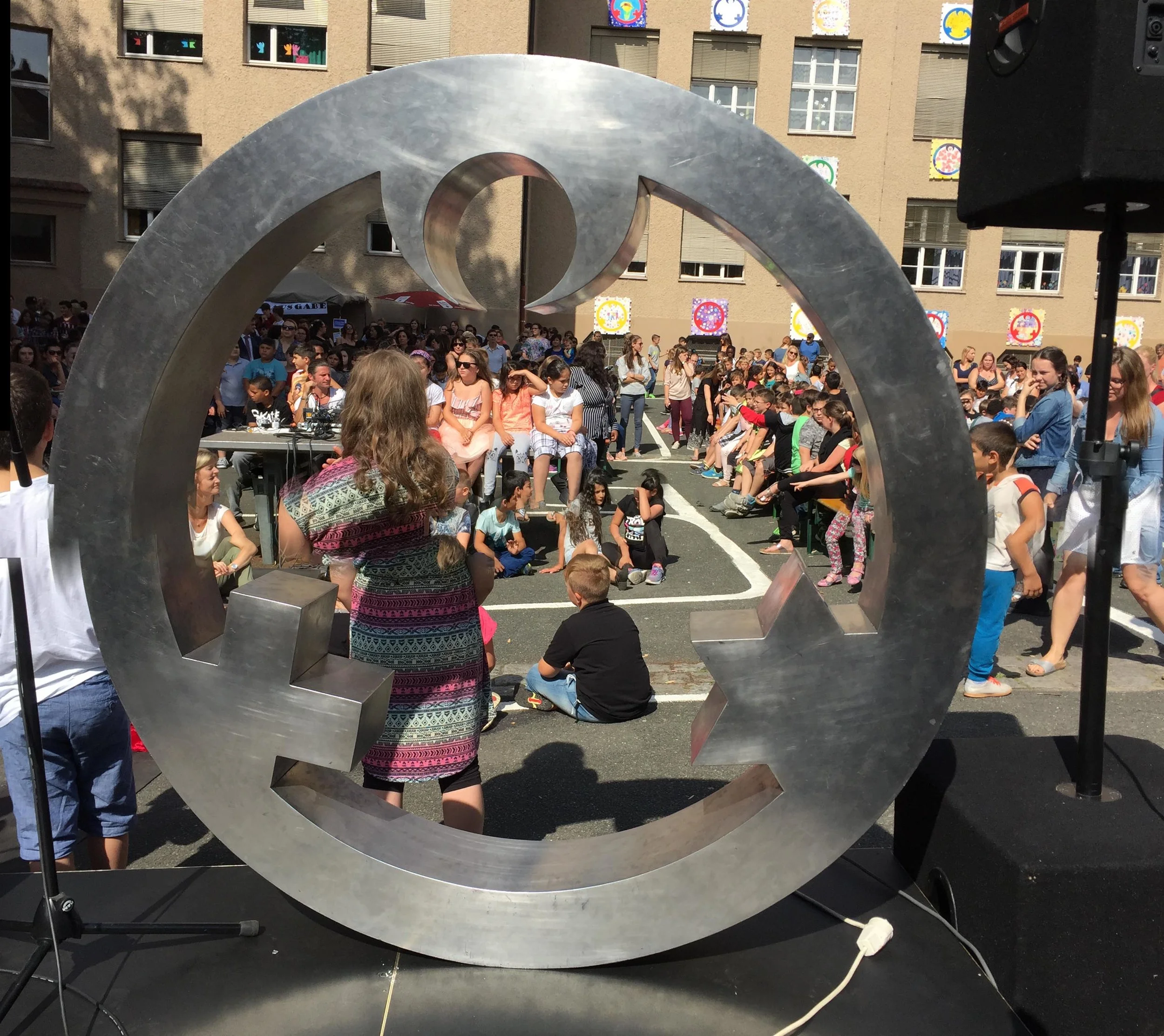 Der Engel der Kulturen bei einem Schulfest der Friedrich-Wilhelm- Herschel-Schule. Foto: privat