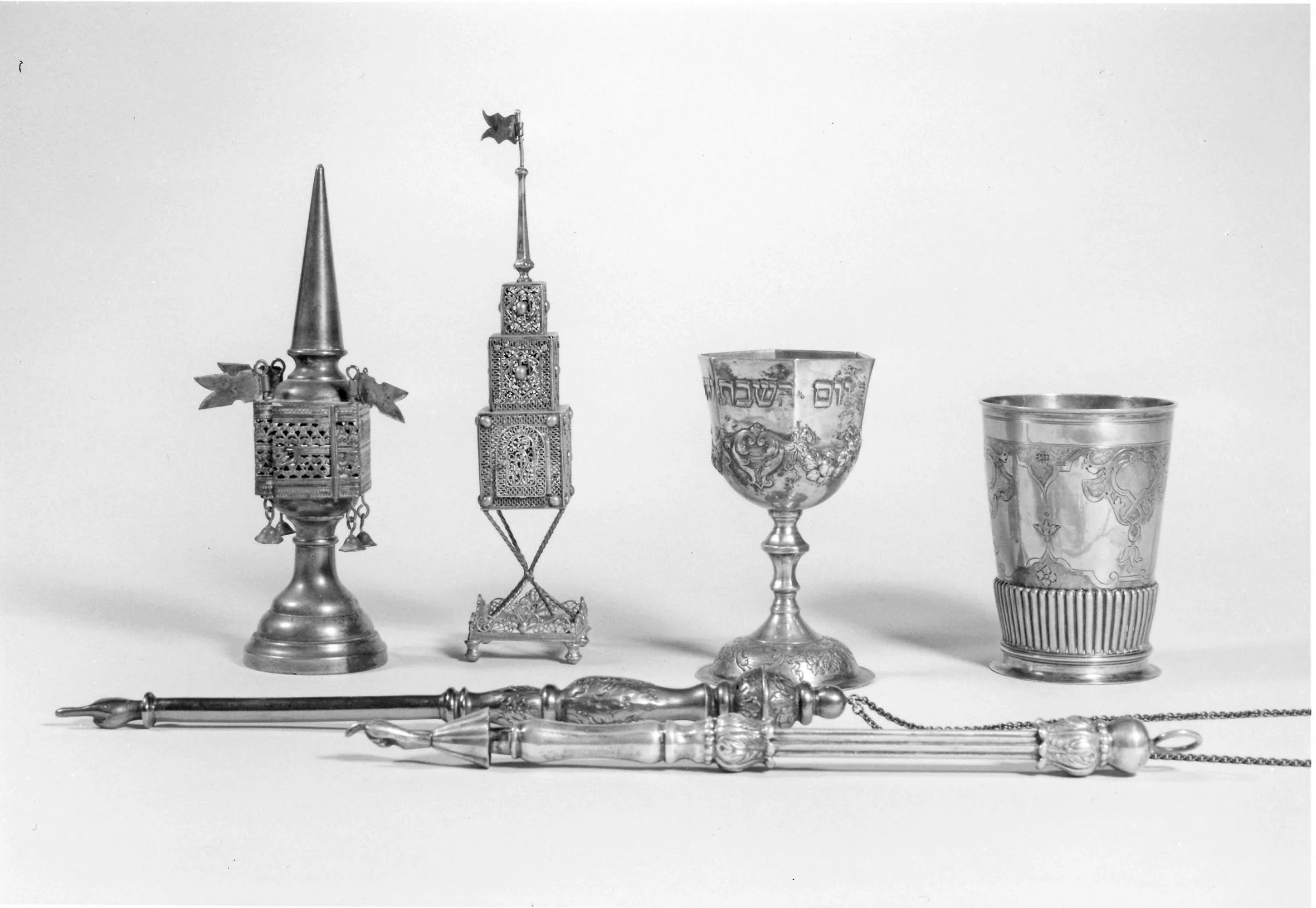 Objektankäufe des Fördervereins 1997. Besamimbüchsen, Kidduschbecher, Torazeiger. Foto: Richard Krauss, Nürnberg, ©Jüdisches Museum Franken