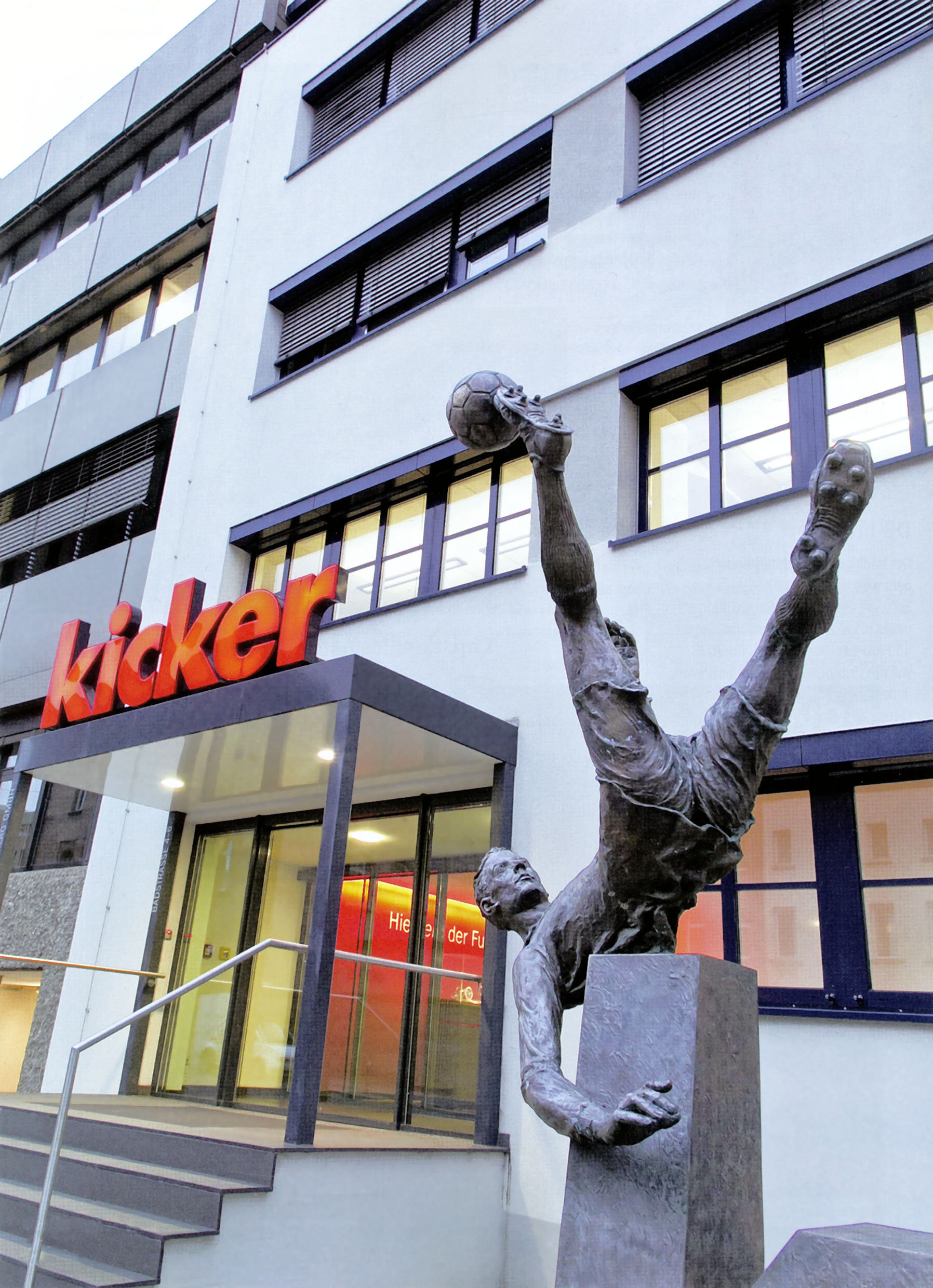 Die noch heute in der Blumenstraße existierende erste deutsche Fußballmagazin „Kicker“ wurde 1920 durch den jüdischen Fußballpionier Walther Bensemann gegründet.