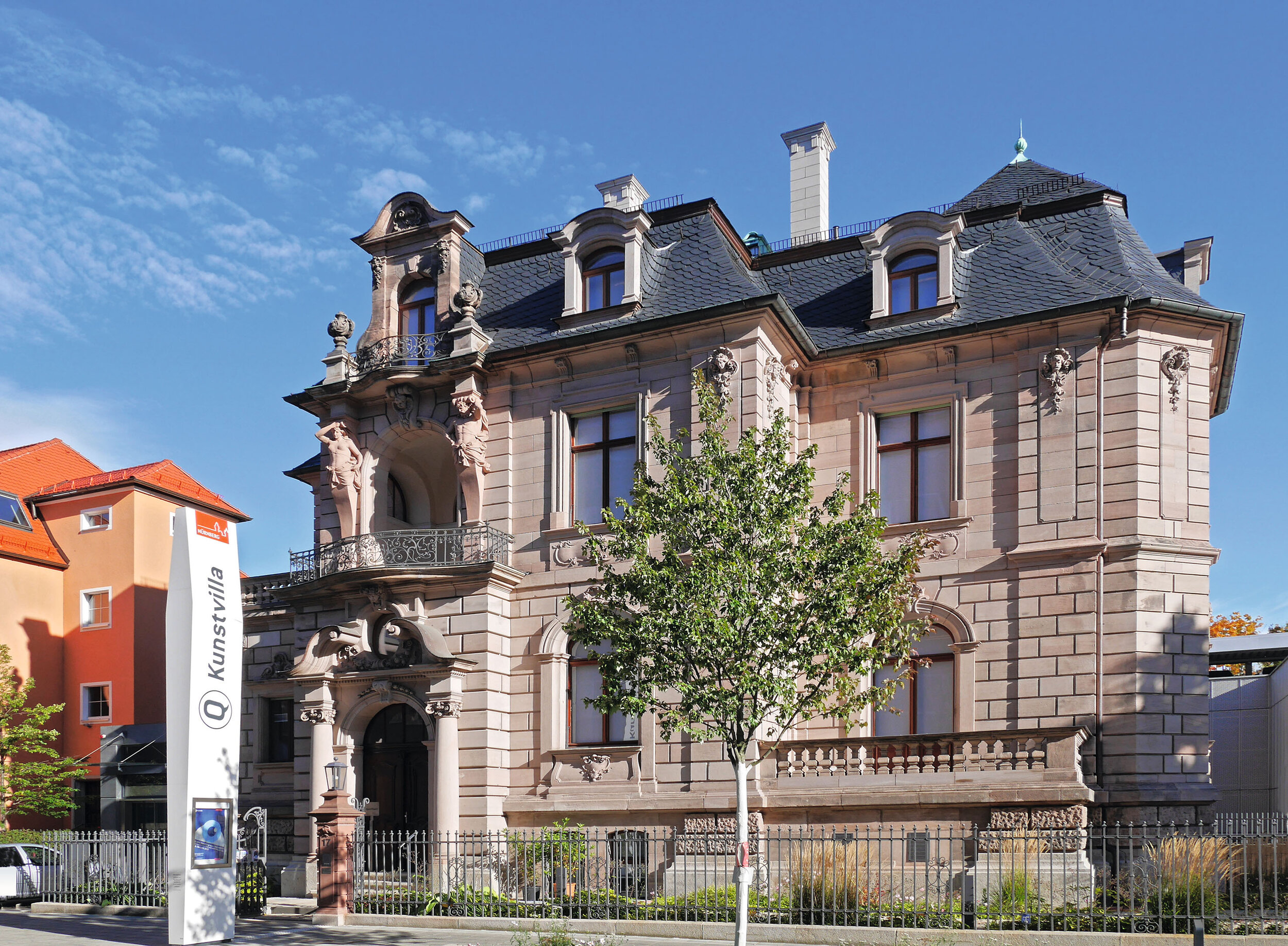 Die heutige städtische Kunstvilla in der Blumenstraße 17 wurde 1895 durch den jüdischen Hopfengroßhändler Emil Hopf errichtet.