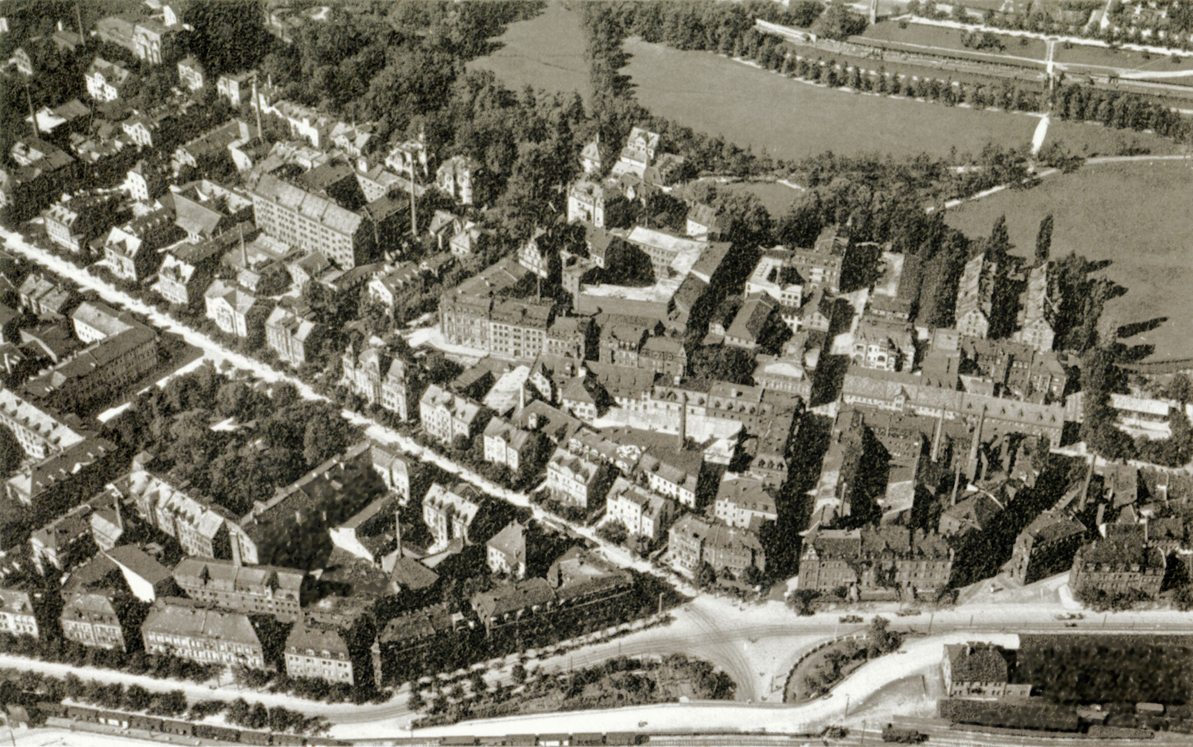 Luftbild der Marienvorstadt, die als erste planmäßige Stadterweiterung Nürnbergs ab den 1860er Jahren entstand. Luftaufnahme der Marienstraße aus südöstlicher Richtung 1927.