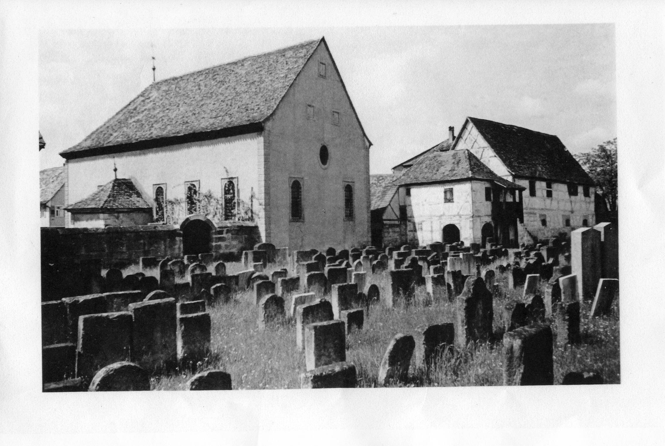 Blick vom Friedhof aus auf die ehemalige Synagoge, rechts mit dem einstigen Taharahaus © Diespecker-Fundus