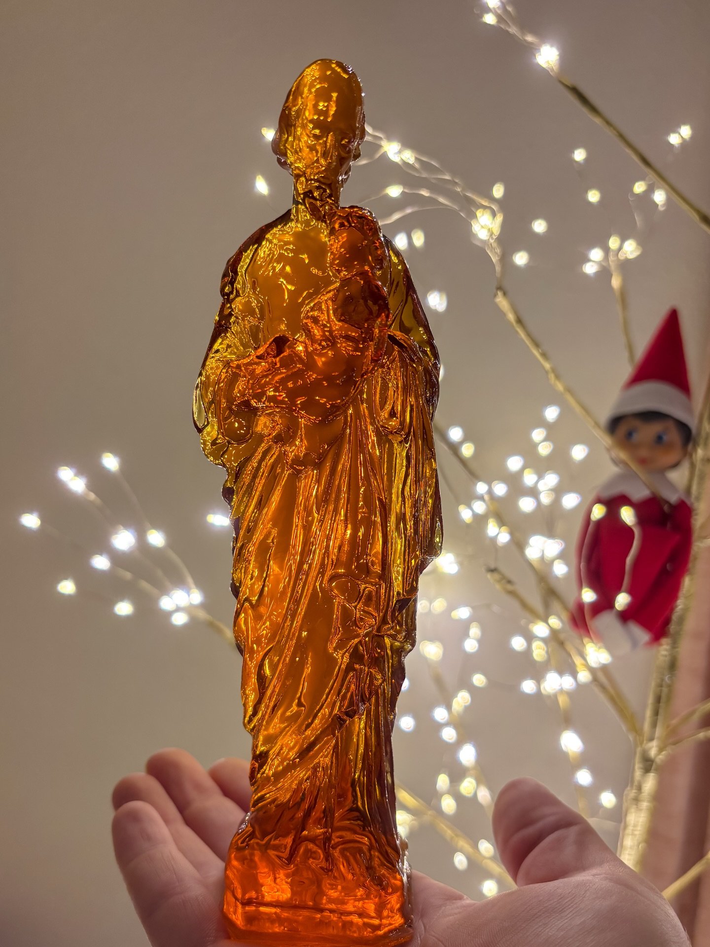 Wonder and awe applies to elves, too. ⭐️🤍🎄