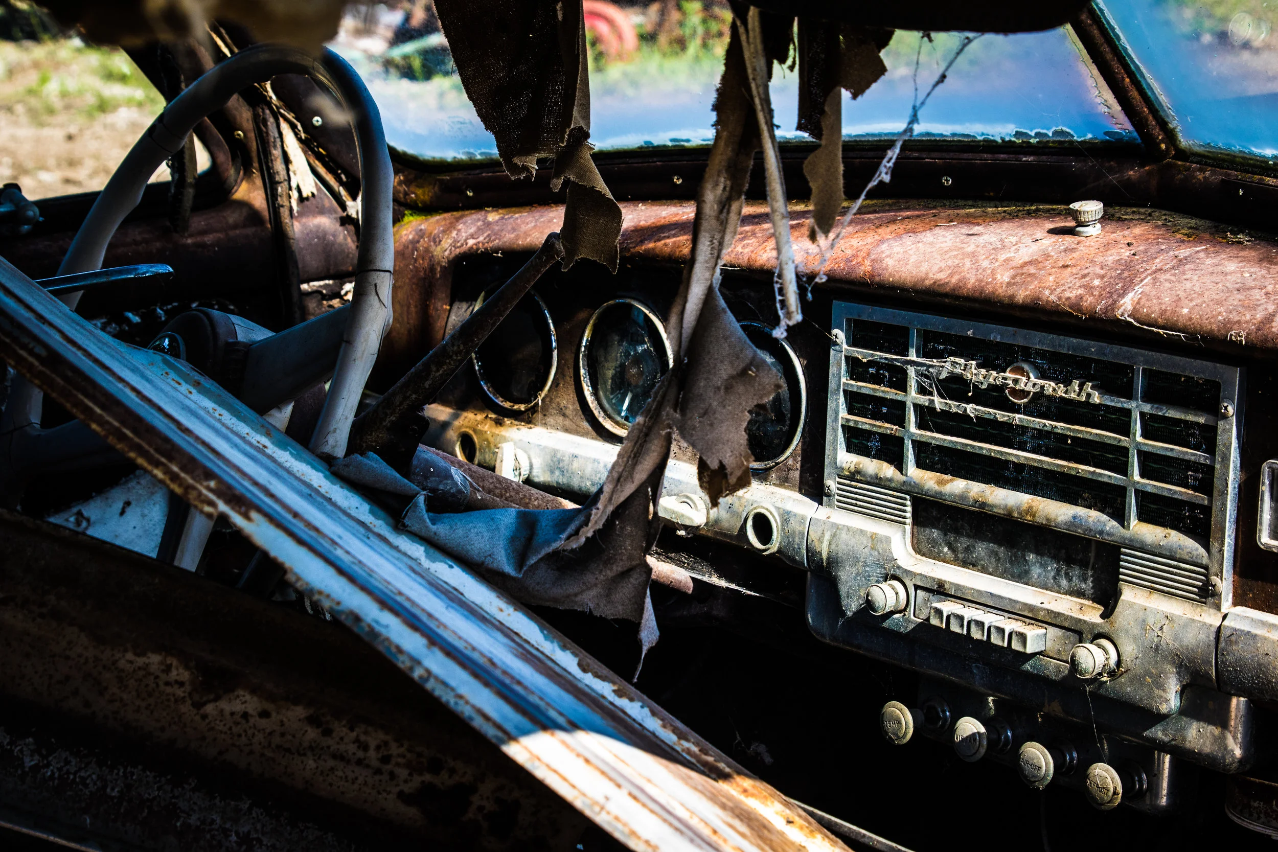 The signs on the dashboard say: rusty & worn out!