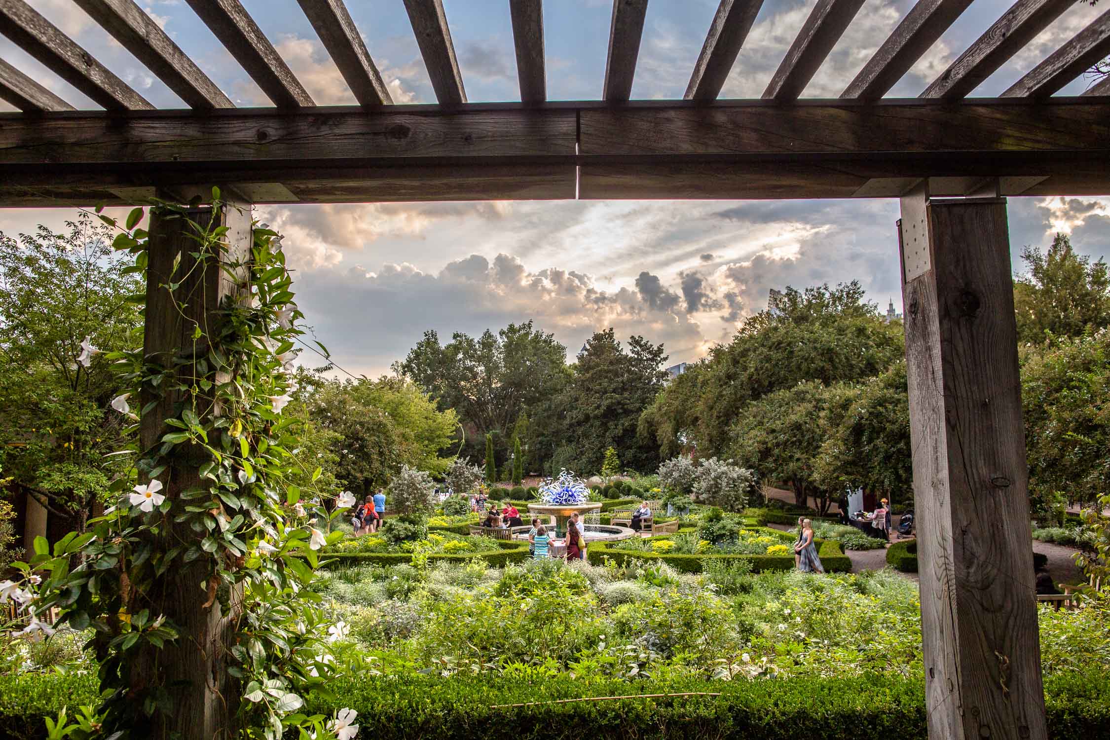 Atlanta-Botanical-Garden-Chihuly-Glass-Fountain-at-Levy-Parterre-Erik-Meadows