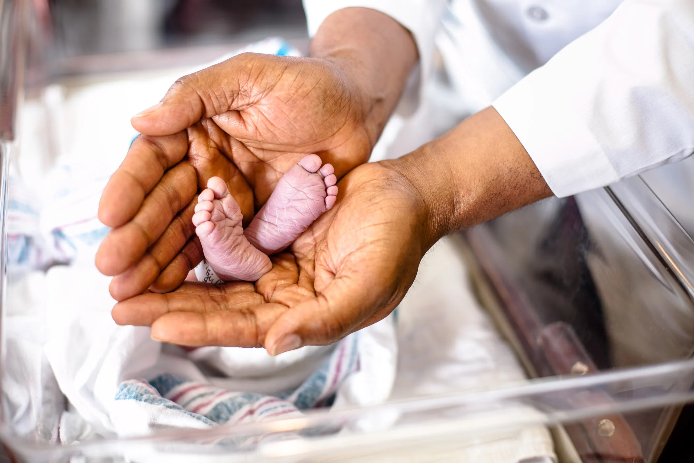 Newborn-baby-feet-Erik-Meadows