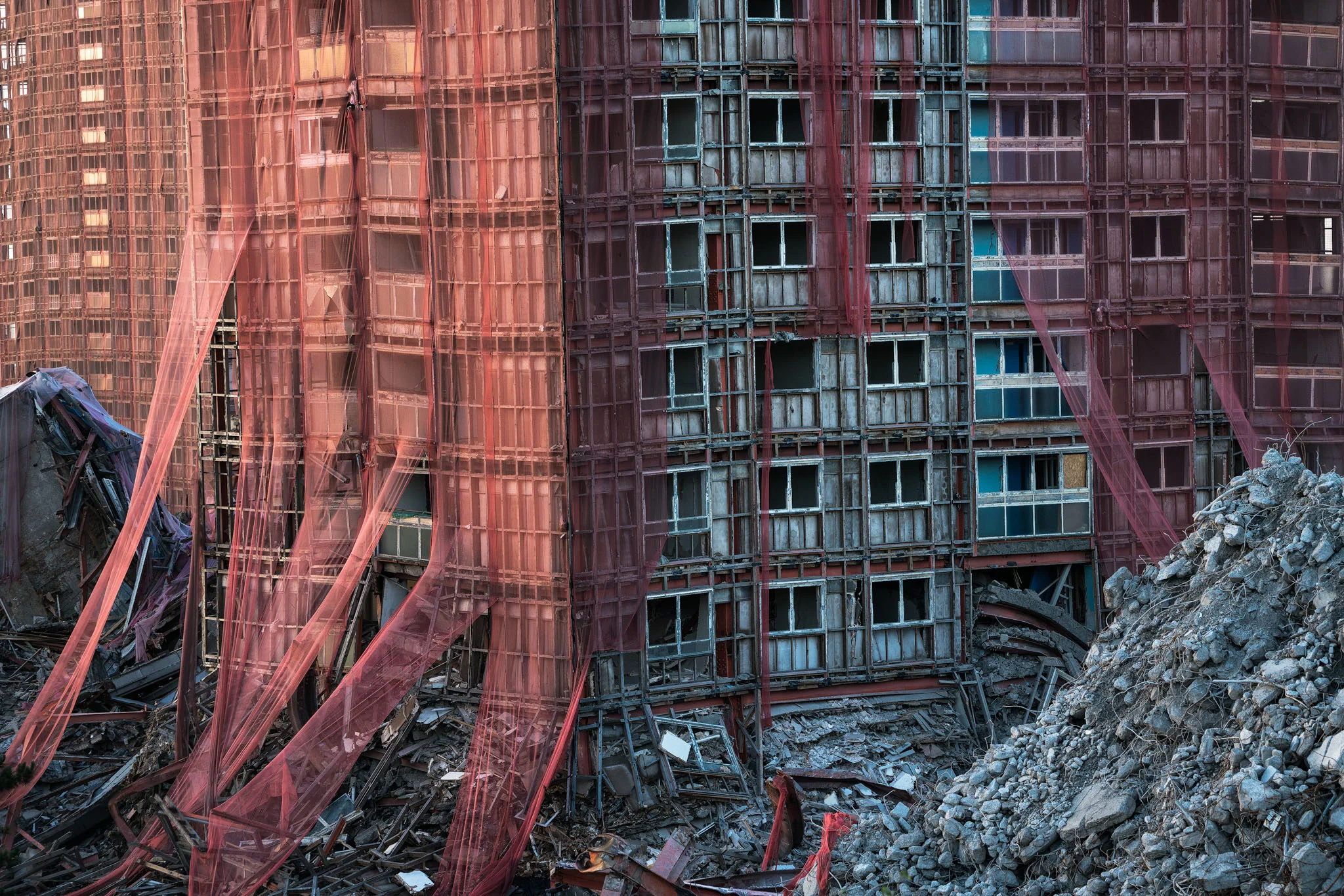 The steel frame which gave the blocks enough strength to survive a fifteen story collapse can be clearly seen on this post blowdown photograph.