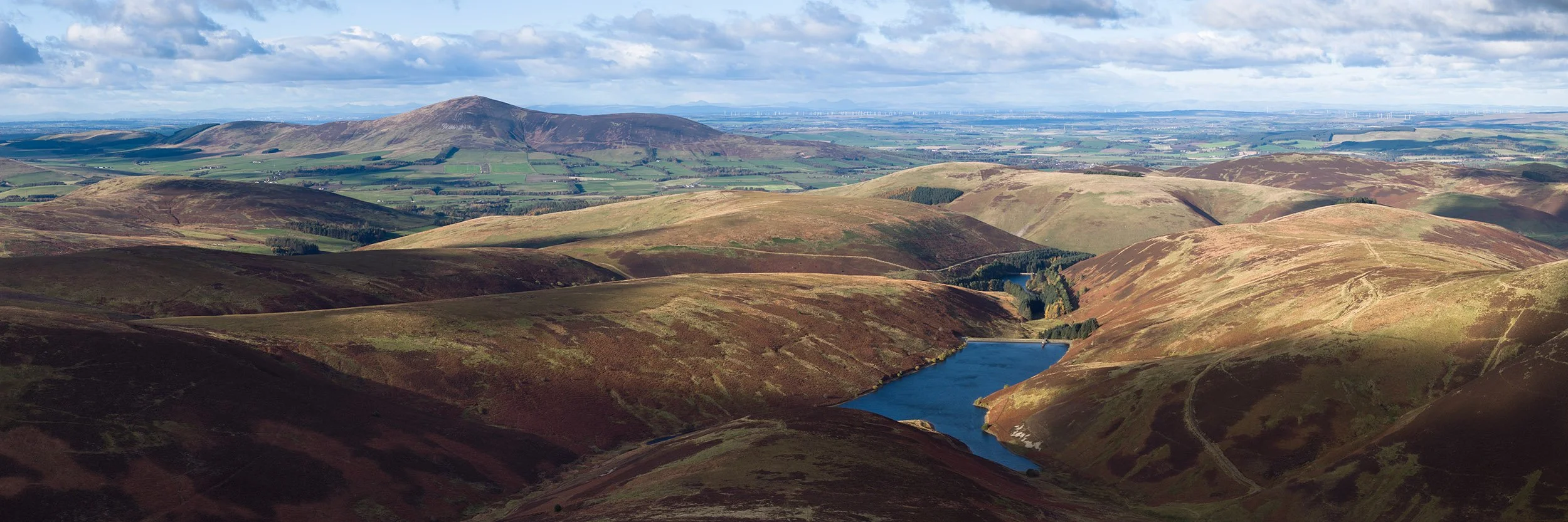 Cowgill Réservoir with Tinto Hill and the Clyde Valley beyond.