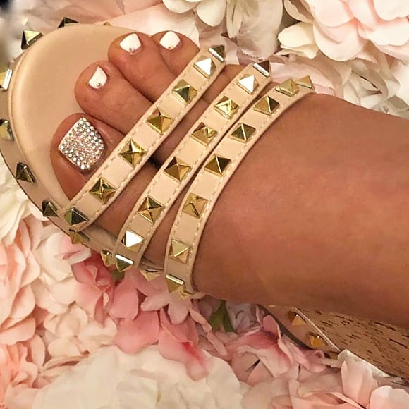 🌸 Put a spring in your step 🌸
Celebrating the official start of British Summer Time this weekend with the ultimate summer toes.
Full Swarovski toe with 'Chalk White' Jessica Geleration and individual crystal accent toes. 
Prices and details at www.