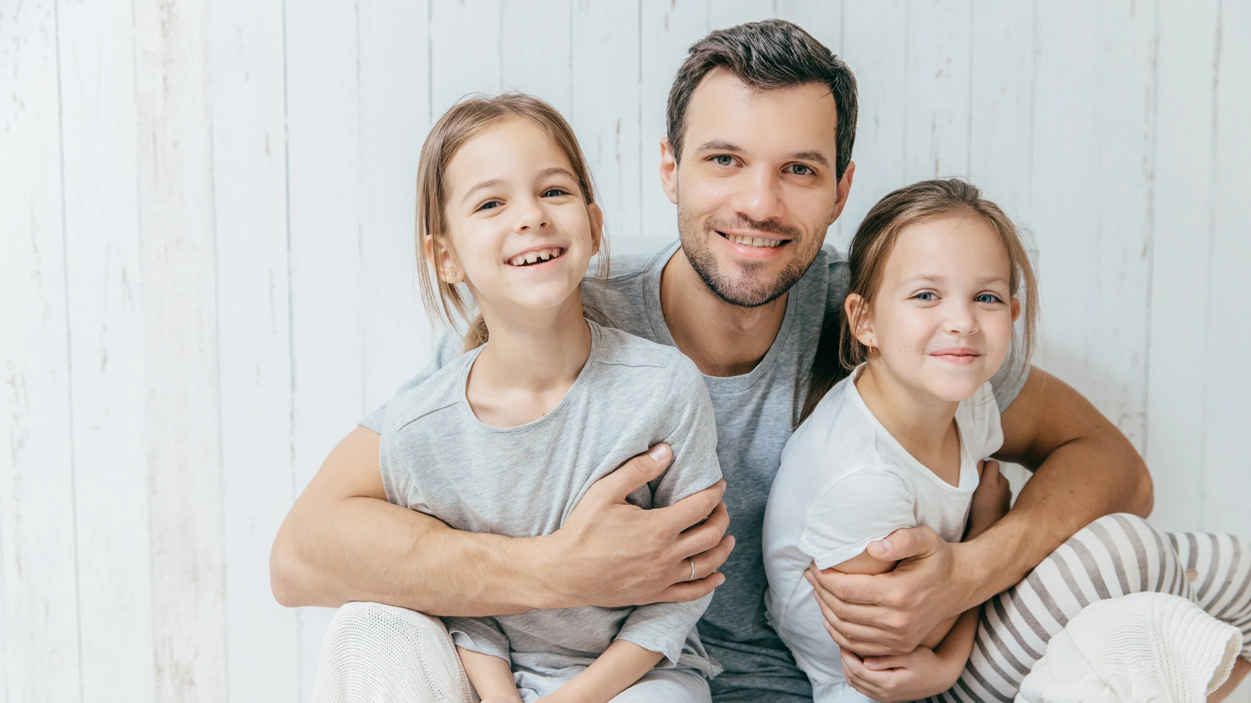 Хорошие отношения с папой. Father and two daughters. Отец и две дочери. Картинка мужчина и две дочки. Картинки отец и дочь.