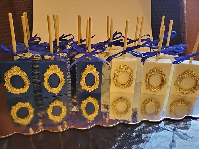 Yes, we do the occasional treats for small events! These went to shower a mom in NY who will soon welcome a baby boy! Congratulations @kajuanamarie 👣💙 #rkt #ricekrispytreats #chocolatecoveredpretzels #treattables #babyshower #boy #eventplanner #eve