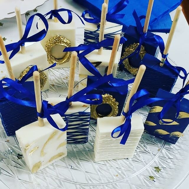 Yes, we do the occasional treats for small events! These went to shower a mom in NY who will soon welcome a baby boy! Congratulations @kajuanamarie 👣💙 #rkt #ricekrispytreats #chocolatecoveredpretzels #treattables #babyshower #boy #eventplanner #eve