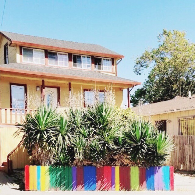 What a beautiful surprise to walk around Oakland and find this gorgeous fence!  Inspiration is everywhere,  keep your 👀 opened at all times and enjoy what the world can offer!

#color #colorful  #colorinspo #colorlove #inspiration #colormehappy #col