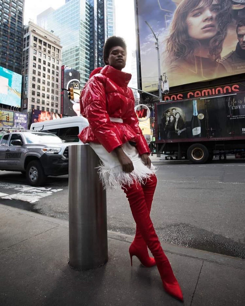 WALK LIKE NEW YORK. 🌆 #minithrowback @odalisque.m X @tinapicardphoto @melanieguille_ @anissazabala #stylebyVERUSHKA