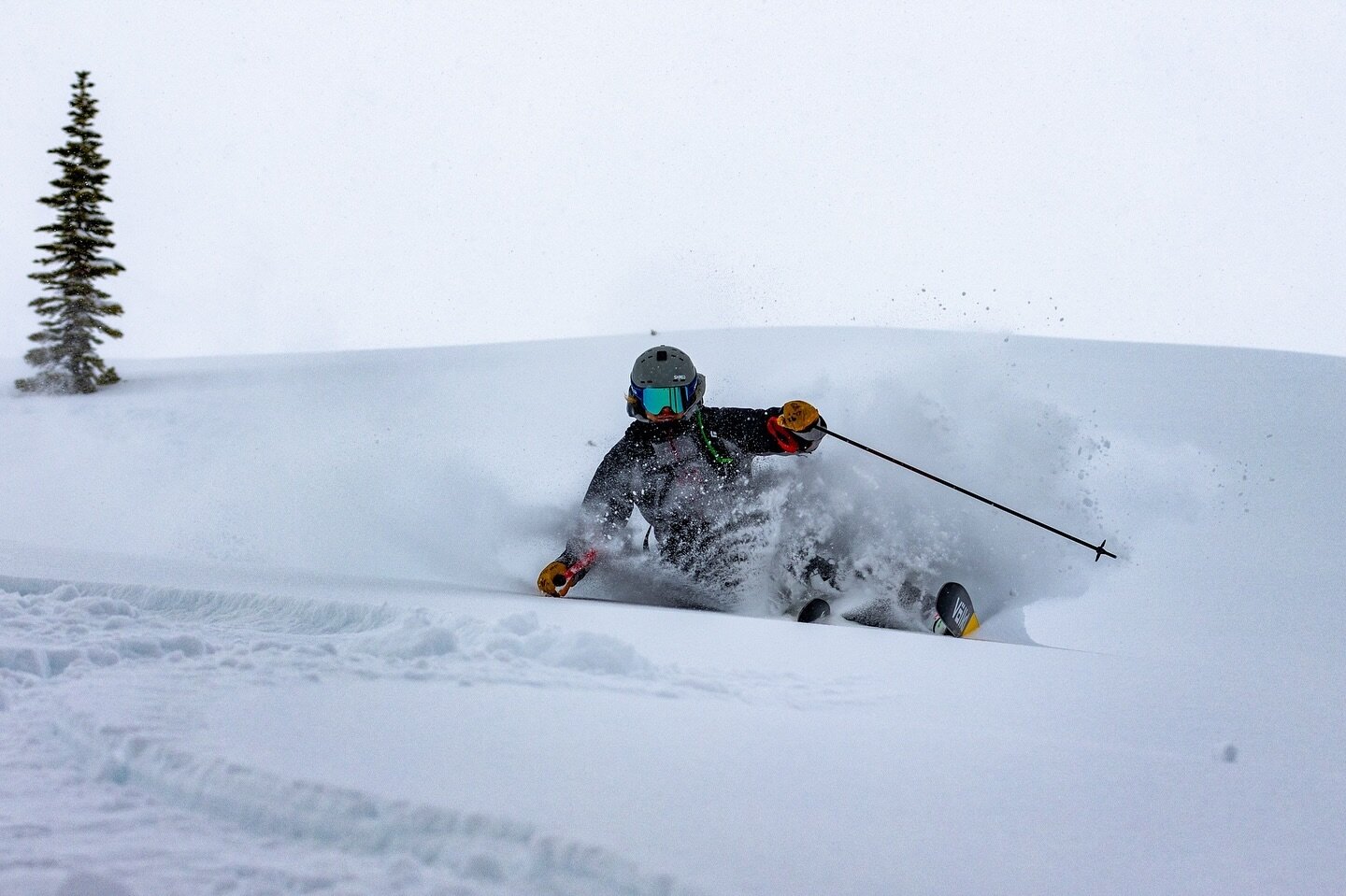 DEEP spring days are good for the soul! #chattercreek 

📸 @timminsphotos 

#thephillipsclub #strafeouterwear #comeSHREDwithus #volklskis #dalbello #markerbindings