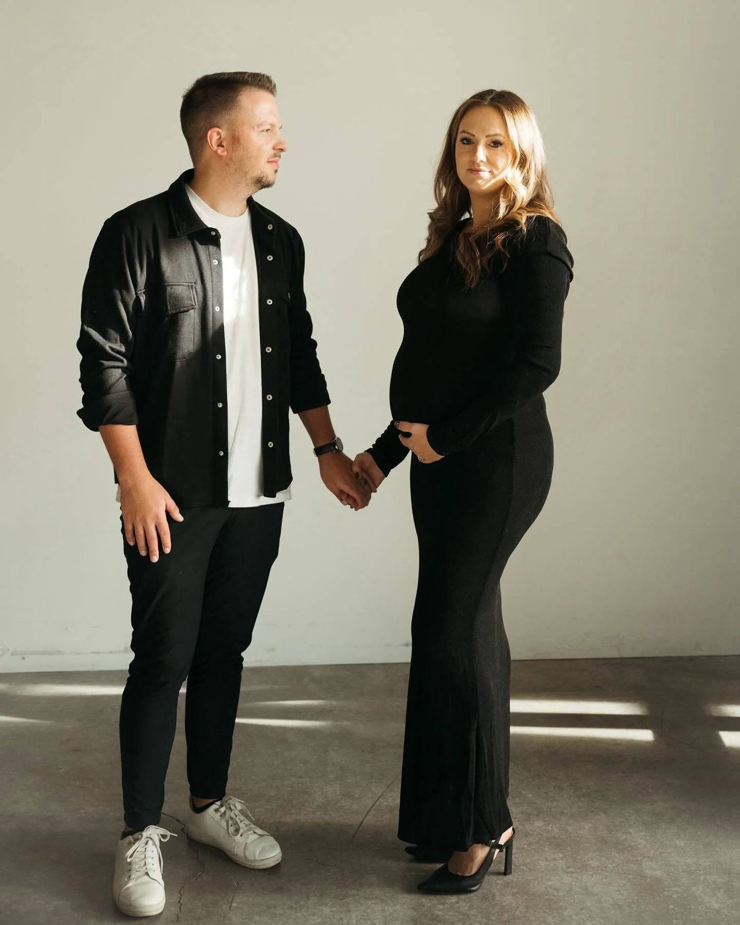 Ahhh so excited to share these. I&rsquo;ve known Jess since high school, I was apart of the day Andrew proposed, we did engagement photos, wedding photos, ✨puppy photos✨ and now maternity 🙌🏻🤍
Jess + Andrew  you&rsquo;re going to be an amazing pare