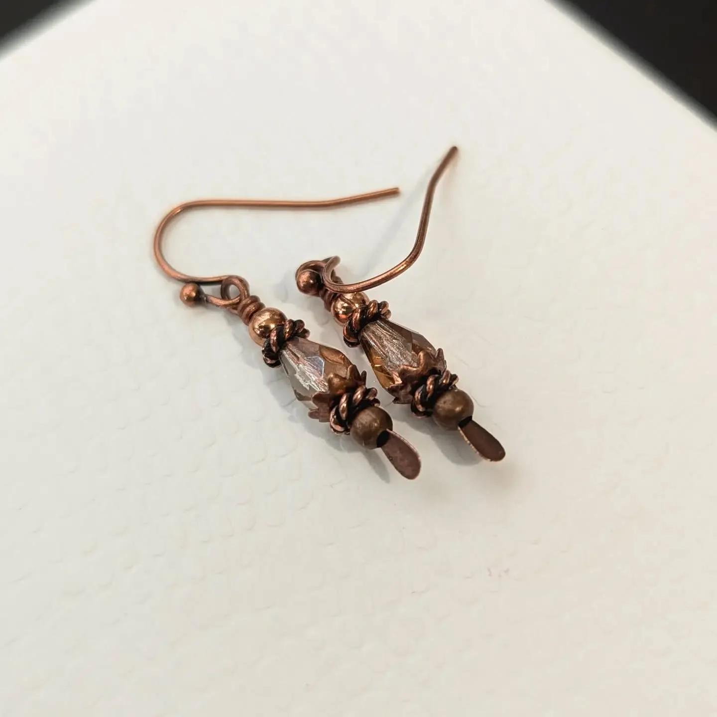 Instead of doing anything I should be doing, I've made three pairs of these! One for me, one for my mom, and one for you. No, they're not up yet, because I do need to do all of the things I need to do first. ✌️😔
.
.
.
.
.
#copperjewelry #copperearri