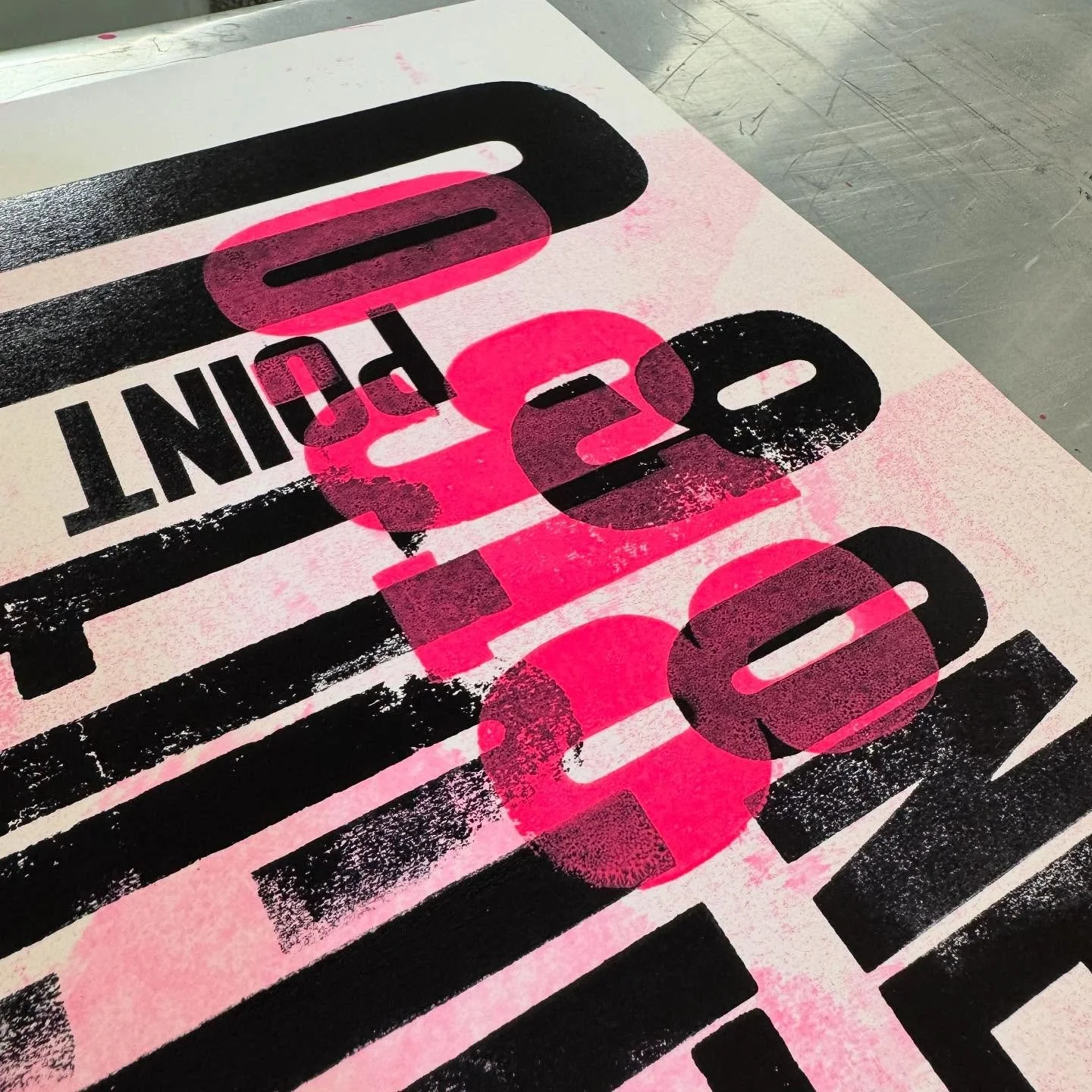 Happy #typehighday to all letterpressers 🥳
.
A lovely morning was spent at @brightpress_  at the weekend, playing with type, eating cake, drinking mocktales and of course printing grungy posters 😊🙌
.
#schoolofbadprinting #letterpressprinting #prin