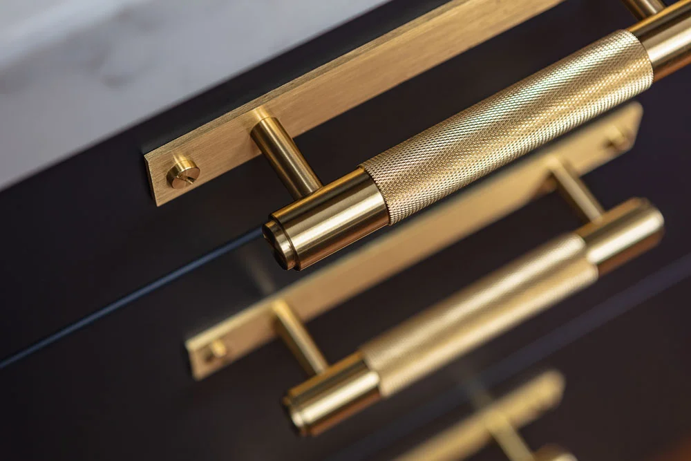 Solid brass PULL/PLATE was used throughout the kitchen to complement the deep blue hue of the kitchen cabinetry, resulting in a luxe vibe with an edge.
